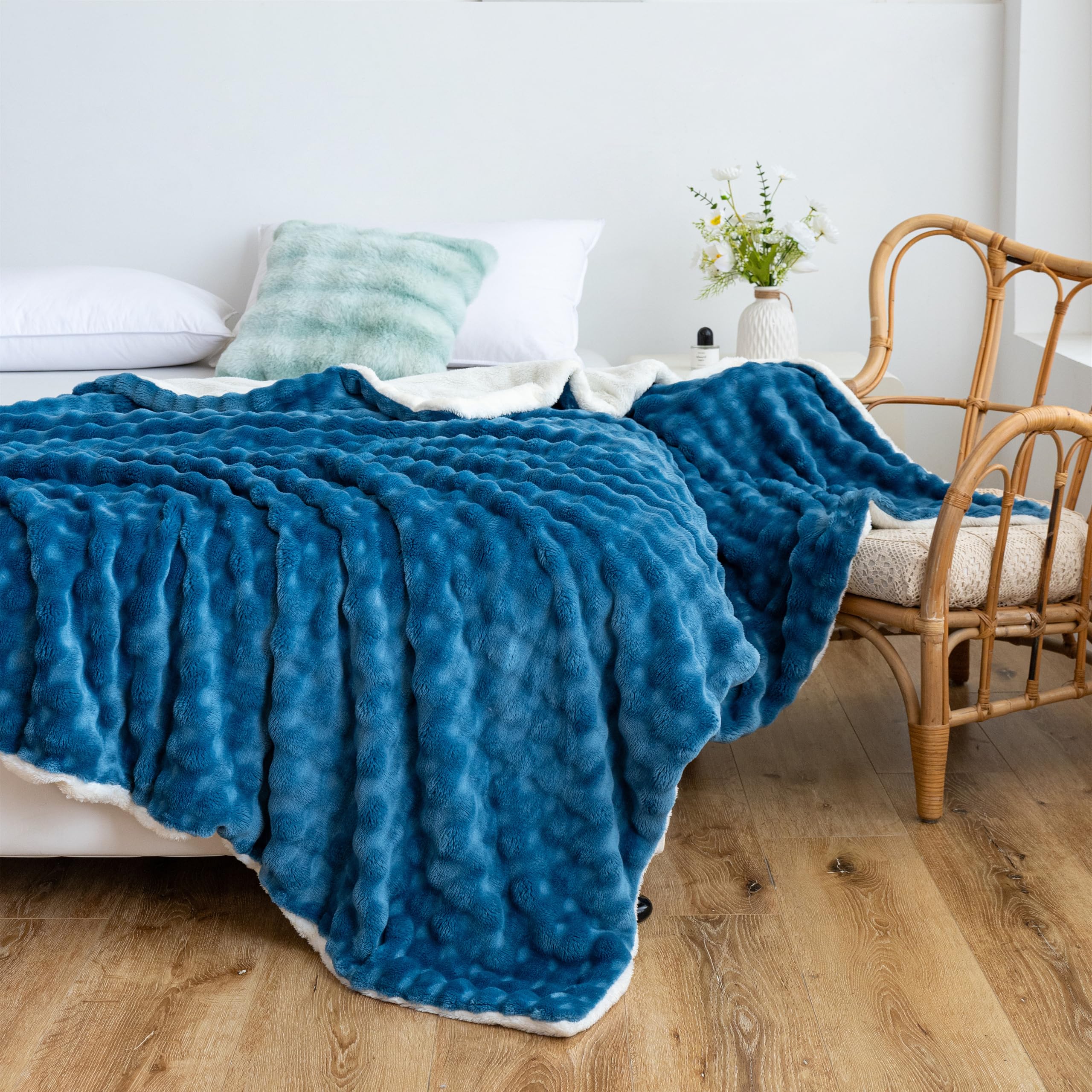 UKELER Sherpa Fleece Blanket 60 × 80 inch, Ultra Soft Twin Size Throw Blankets for All Season, Cozy Plush 3D Bubble Blanket for Bed Couch Sofa Office