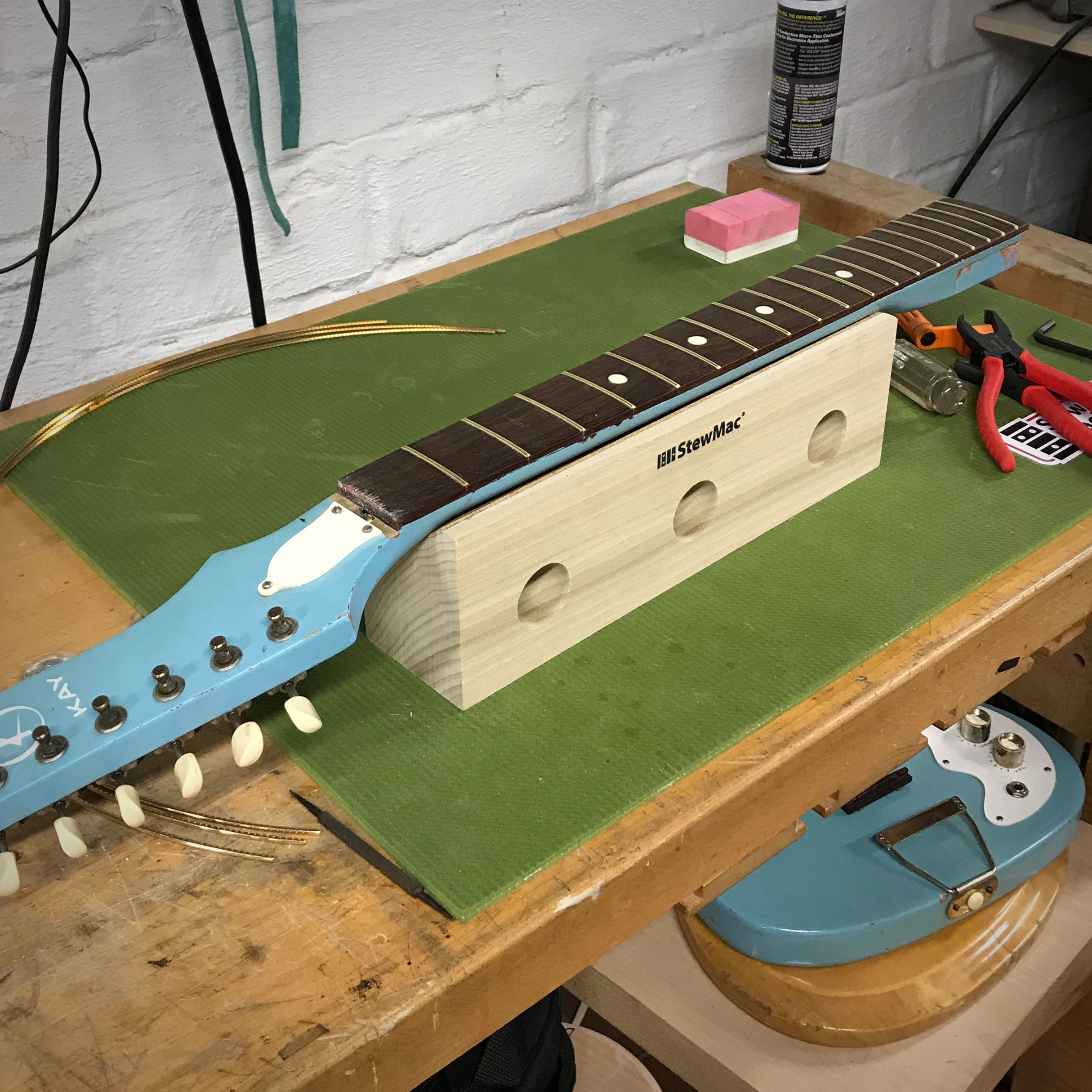 StewMac Supporto per collo alto per chitarra Caul, per Chitarre e Liuteria | Supporto per collo alto per chitarra Caul, per chitarre e liuteria professionale. Prodotto per uso intensivo in officina.