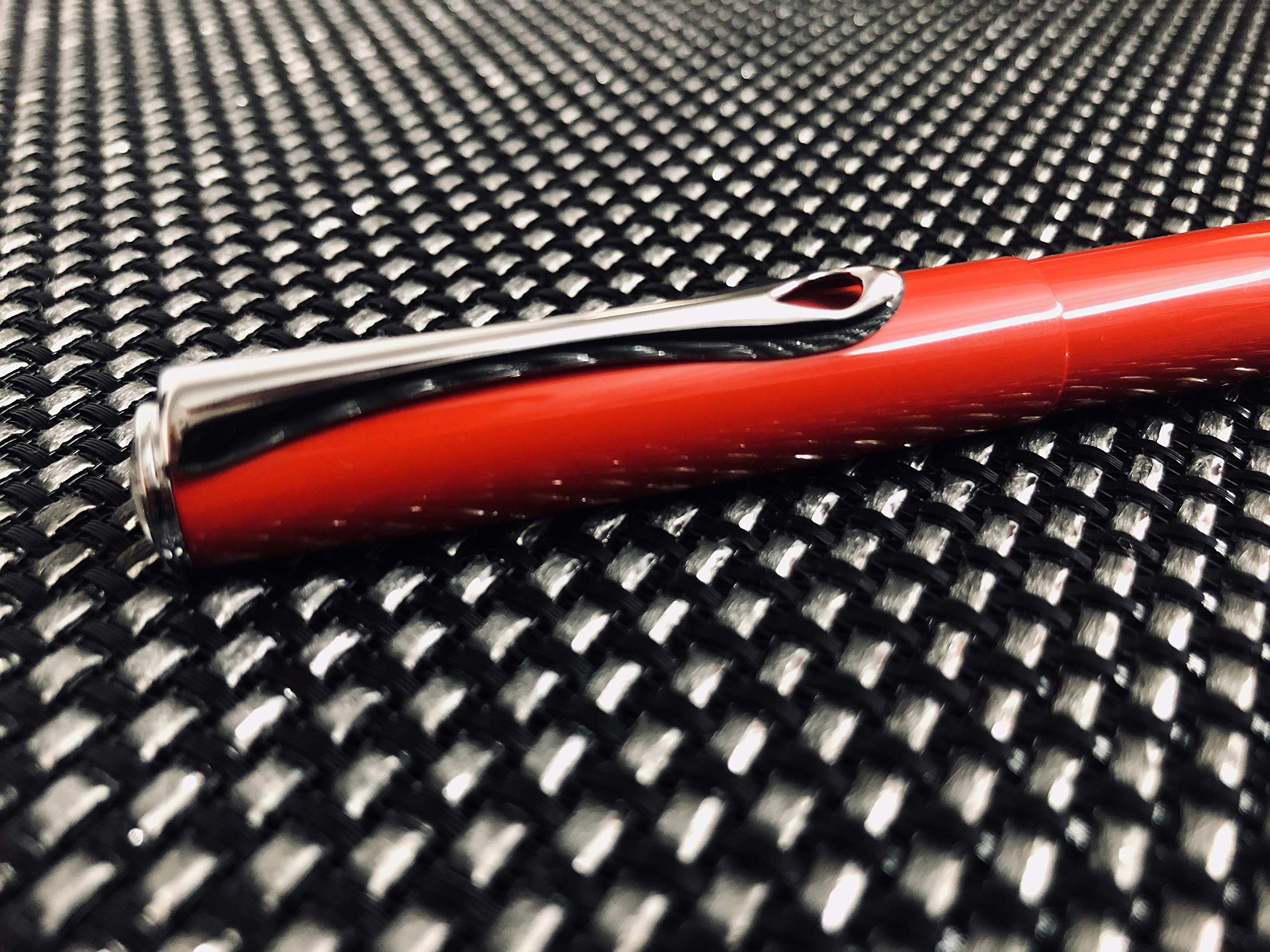 DIPLOMAT - Stylo Bille Esteem - Rouge Laqué Sobre & Rafiiné - Résistant et Confortable - Allure Élégante - Idéale pour Longue Utilisation - Savoir Faire Traditionnel - Garantie 5 Ans - D40601040