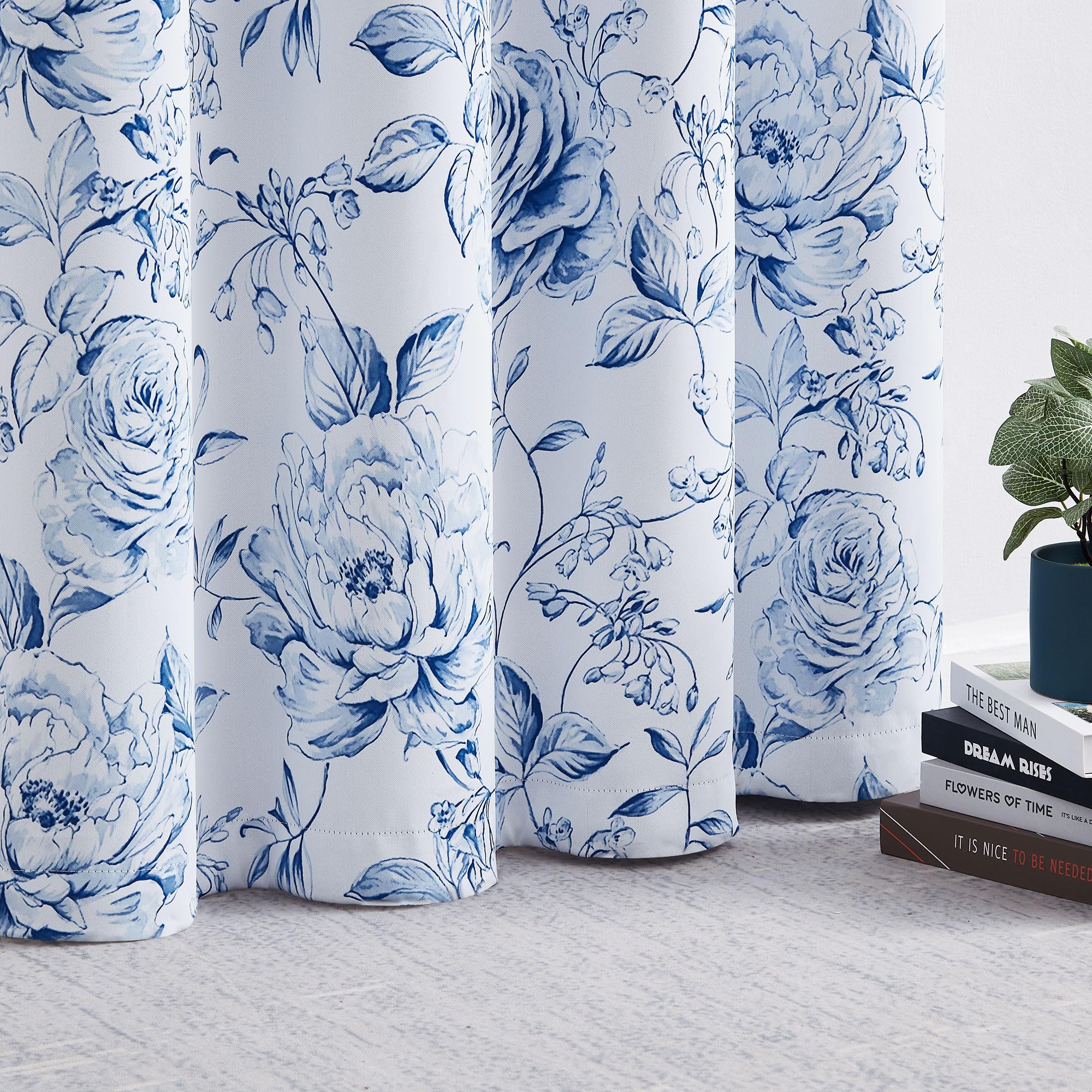 Beauoop Lot de 2 Rideaux de fenêtre à Motif Floral bohème 100% occultant, Isolation Thermique et réduction du Bruit, pour Chambre à Coucher/Salon, avec œillets, 127 x 213 cm, Blanc/Bleu