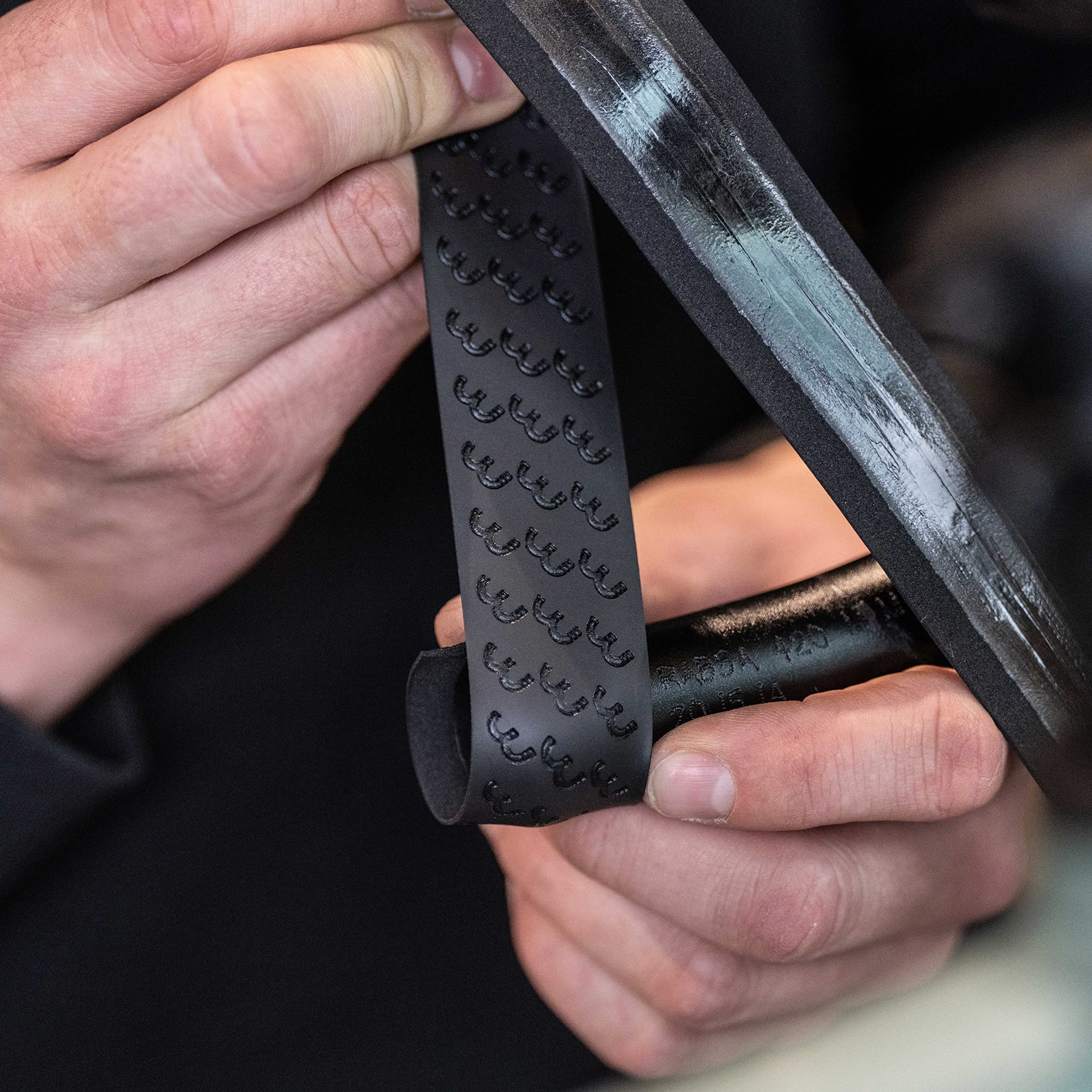 BBB Cycling Fahrrad Lenkerband Rutschfest und Stoßdämpfend für MTB Rennrad und Urban Cycling Inkl. Abklebeband und Lenkerstopfen UltraRibbon Gel BHT-15G Schwarz, 200 x 3 cm | Sicherer Griff, Gel-Komfort, feste Oberfläche, vibrationsdämpfend, souveränes Fa