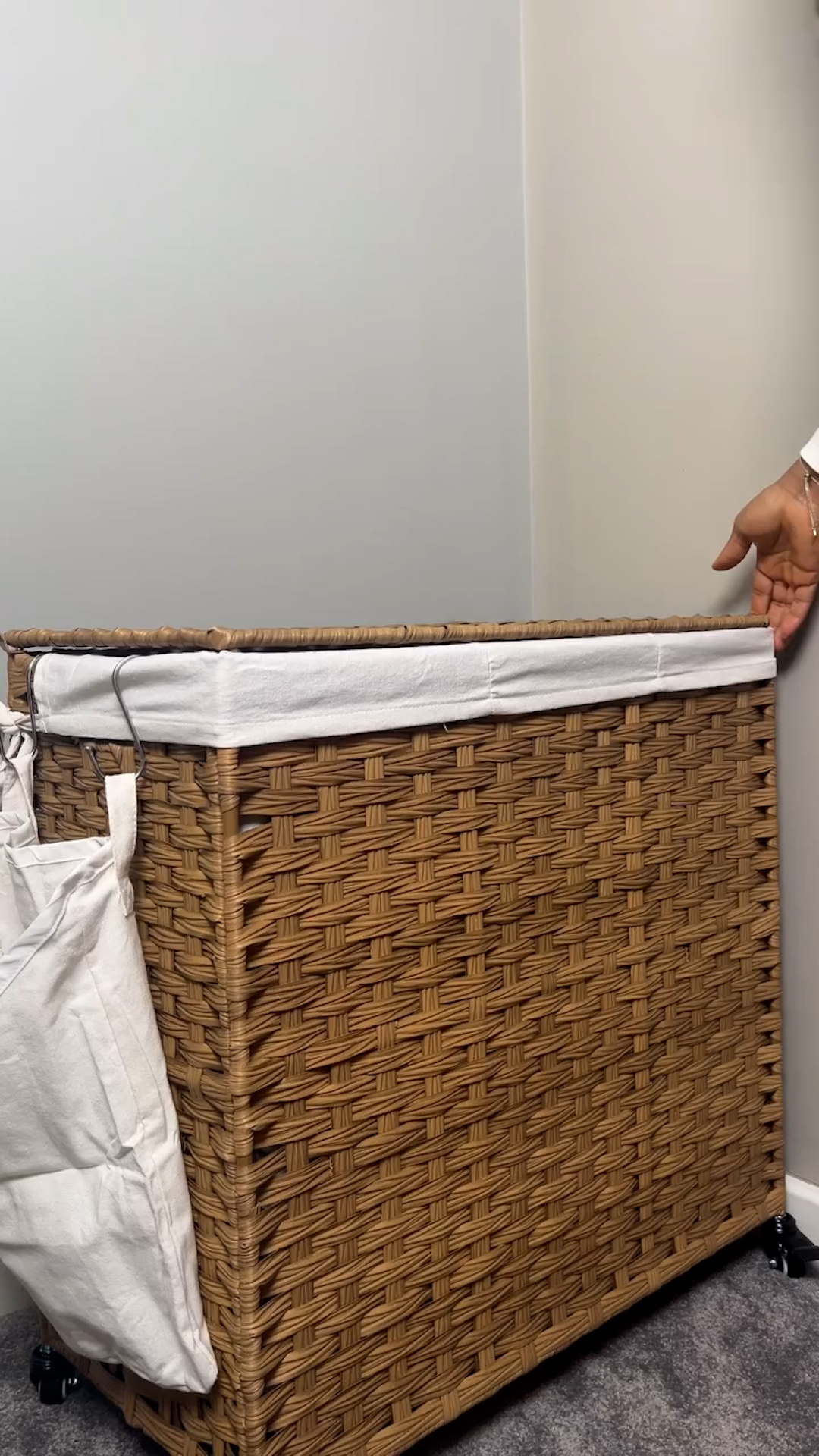 Cesto Biancheria con Coperchio, 140L, Rattan Sintetico, Ruote, 3 Scomparti, Sacco Rimovibile, Naturale | Leroy Merlin