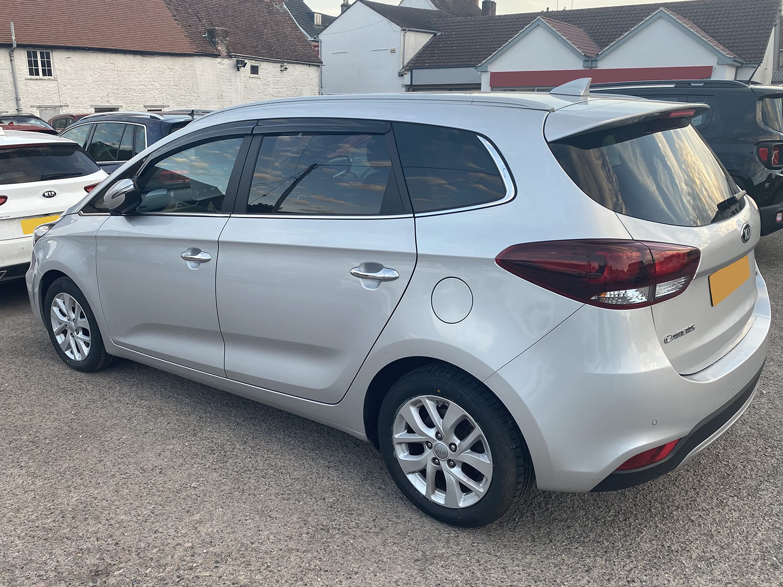 Autoclover Juego de deflectores de viento para Kia Carens 2013+ (4 piezas)