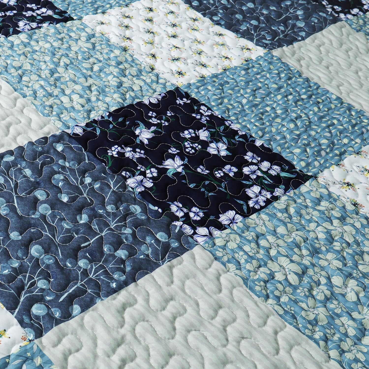 Exclusivo Mezcla 50"x 60" Quilted Throw Blanket- Microfiber Quilt Throw with Boho Patchwork Pattern, Reversible Blue Versatile Lap Quilt for All Seasons, Lightweight Throws for Bed/Couch/Sofa