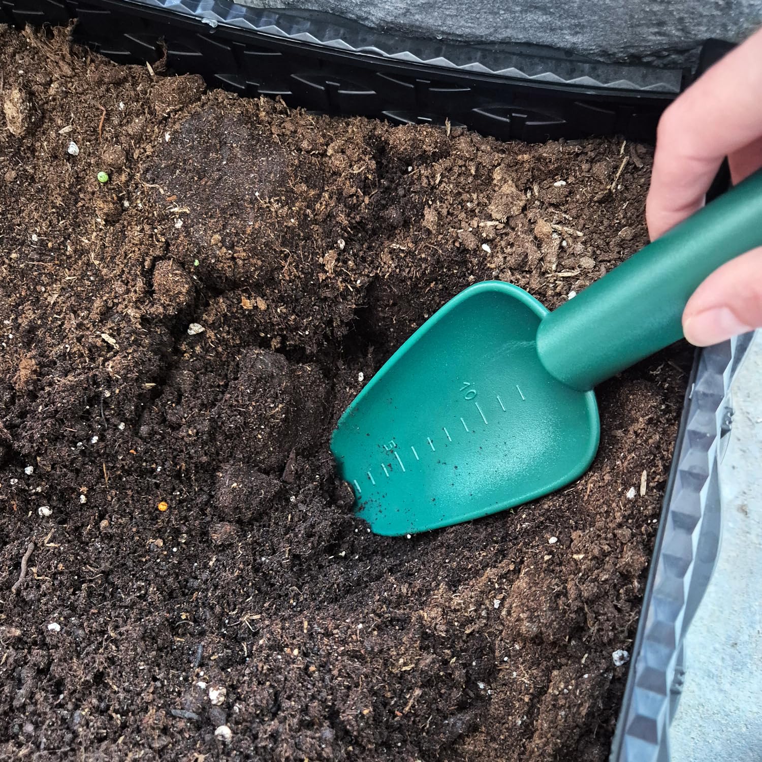 COM-FOUR® set di attrezzi da giardino da 4 pezzi in plastica robusta: cazzuola larga, cazzuola stretta, rastrello a mano e coltivatore per piante e giardinaggio (Set 1-4 pezzi)