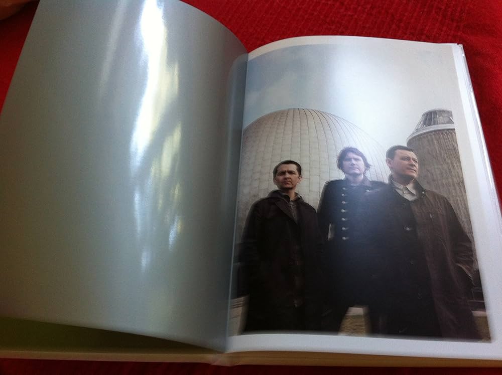 MANIC STREET PREACHERS - FUTUROLOGY : DELUXE (2CD) - Amazon