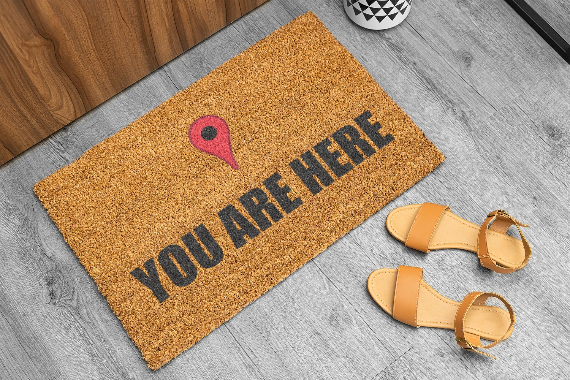 KOKO DOORMATS Zerbino Ingresso casa - Tappeto divertenti in fibra di cocco e base antiscivolo da PVC, da esterno e interno con misure 40x60cm (You Are Here)