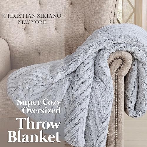 Miniatura 6 de Christian Siriano - Manta de lujo con relleno de piel sintética de cheurón gris (60 x 70 pulgadas) - Caja de regalo incluida - Perfecta para regalar