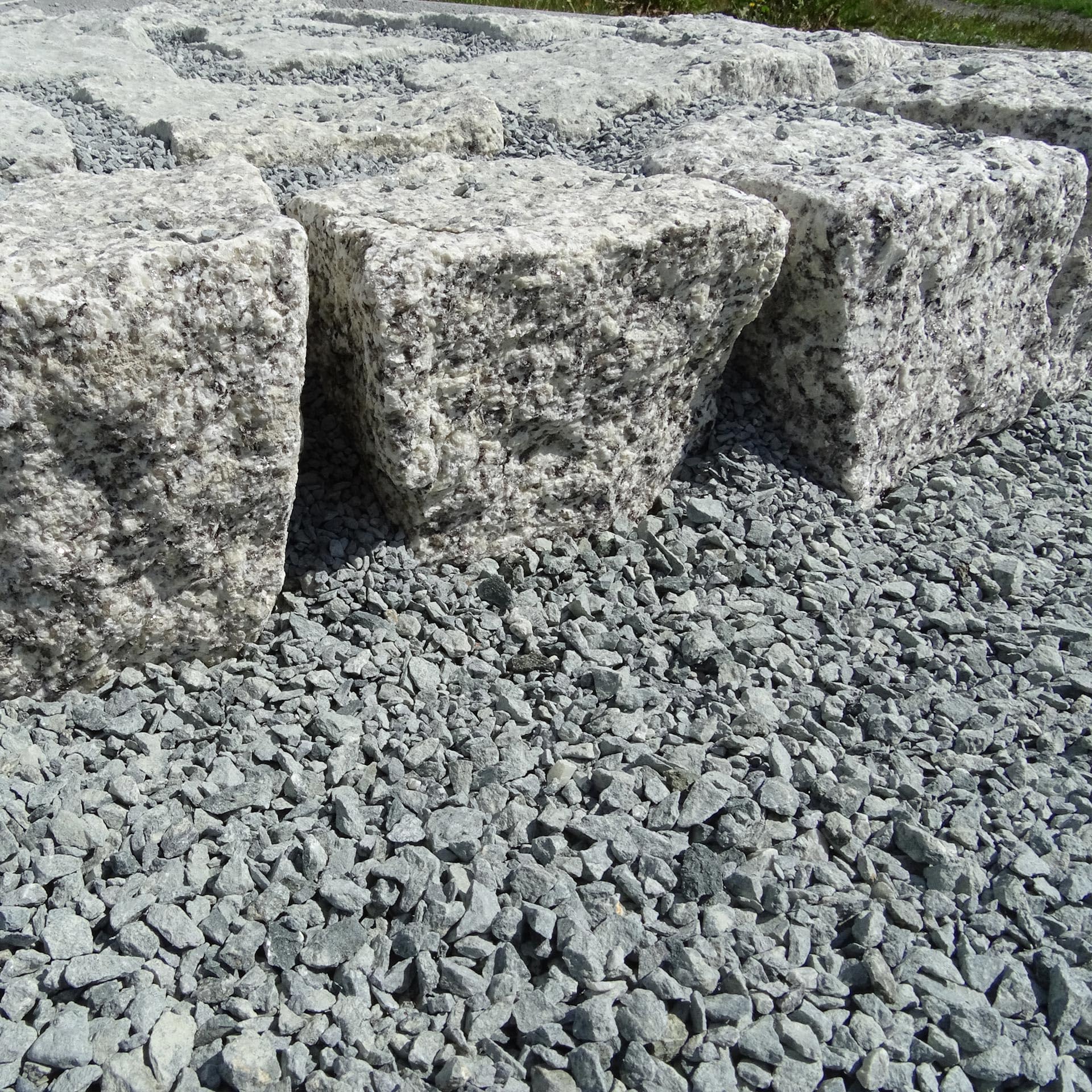 Schicker Mineral Diabas Pflastersplitt grau 2-5 mm 1000 kg Big Bag, Verlegesplitt, stabile, drainagefähige Pflasterbettung, witterungsbeständig, robust, streusalzresistent, geeignet für hohe Belastung