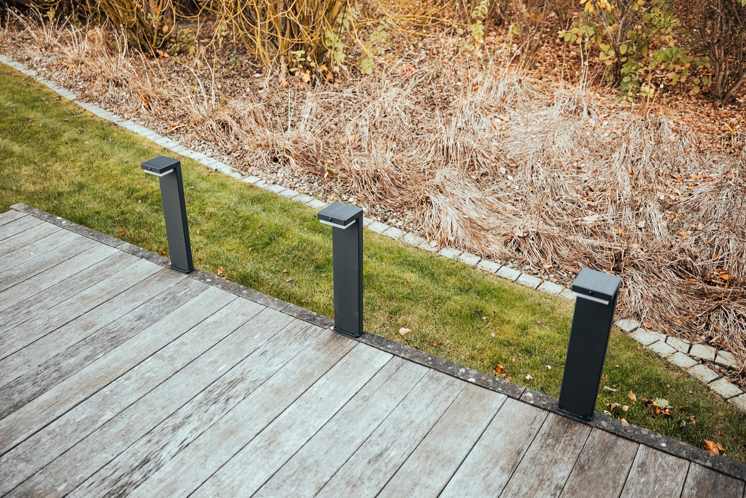 BOLD 2x LED Solar-Wegeleuchten mit PIR Bewegungssensor - Gun Grey | IP44 Solarlampen Set - 3000K Warmweiß - 180 lm Gartenleuchten - Erdspieß o. Schrauben - USB-C & Solar Ladung - 2000 mAh