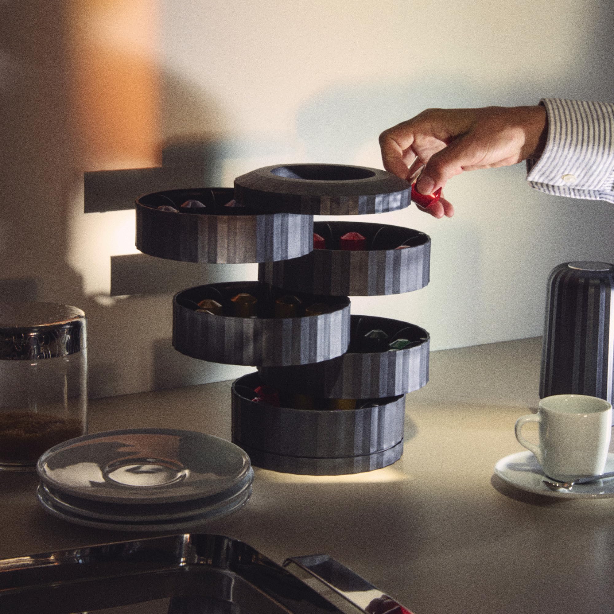 Alessi Plissé MDL19 B - Contenedor porta cápsulas Nespresso con 5 estantes giratorios, en resina termoplástica, negro