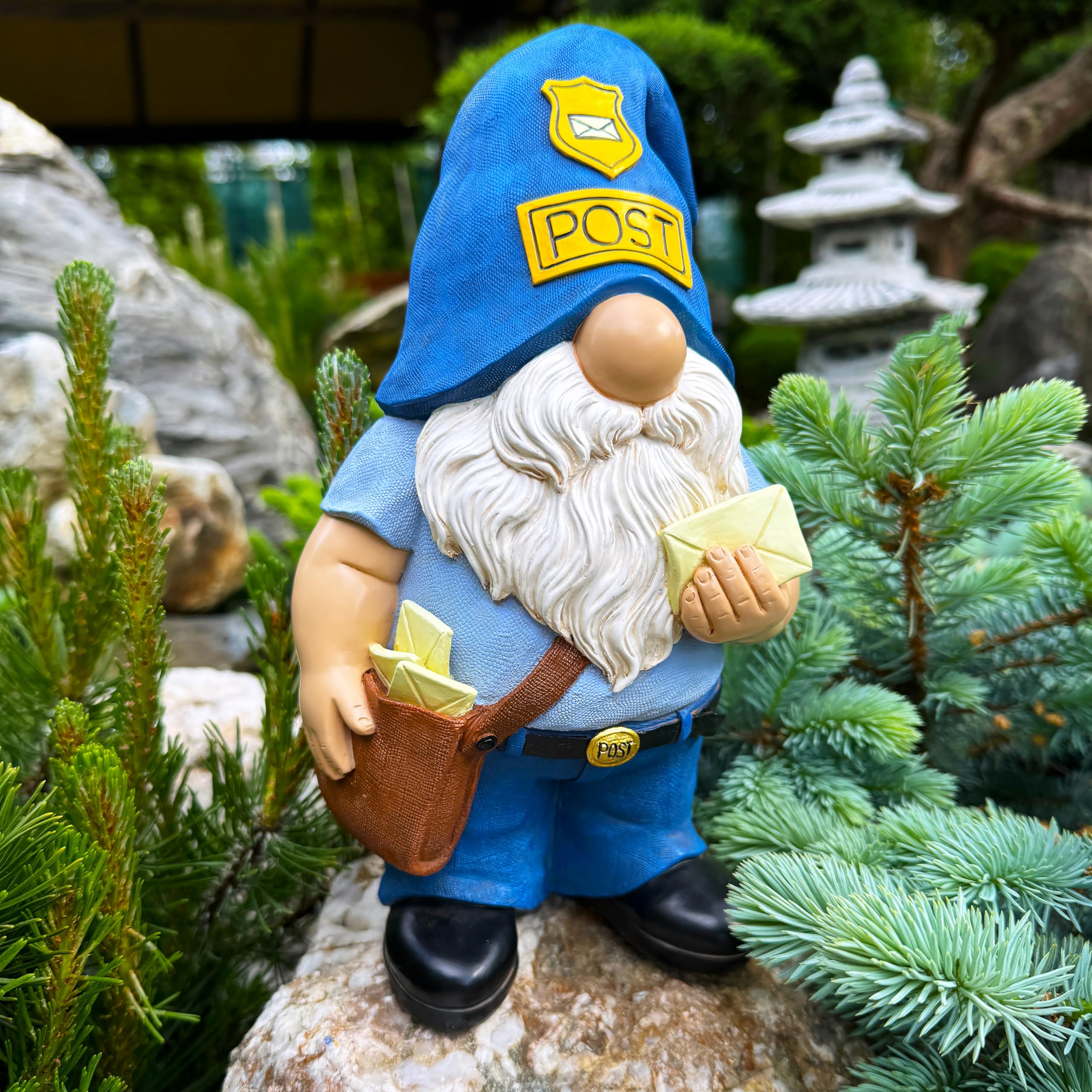 Mood Lab Krasnal ogrodowy - zabawna figurka krasnala listonosza - 24 cm wysoka statuetka trawnika - do dekoracji na zewnątrz lub domu