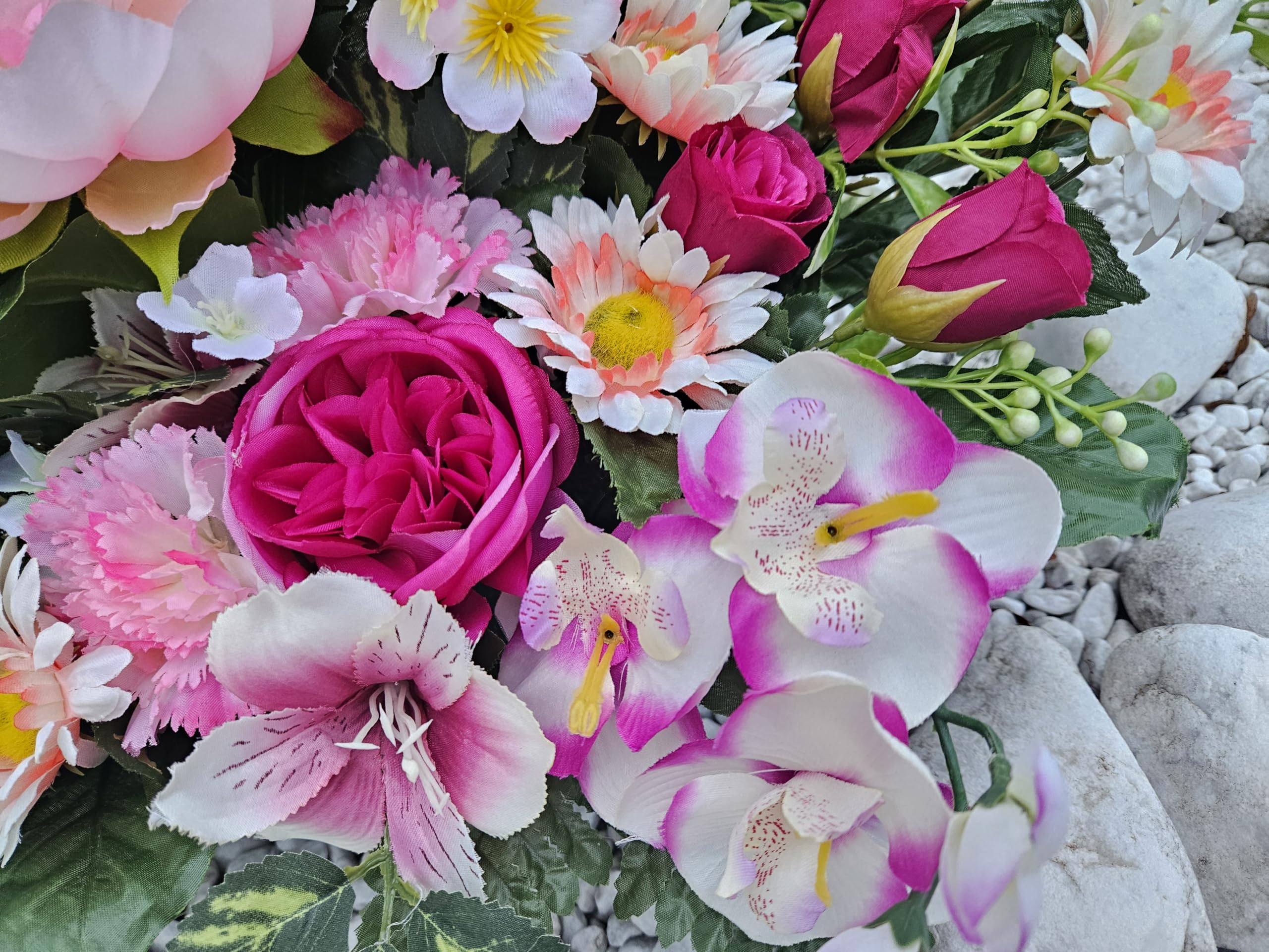 Composition de Fleurs Artificielles Lesté Totalement Ciment pour Une Parfaite Tenue à L' extérieur. Réalisé par Nos Soins. Fleurs de Qualité. Dimension - Haut/44cm - Largeur/44cm