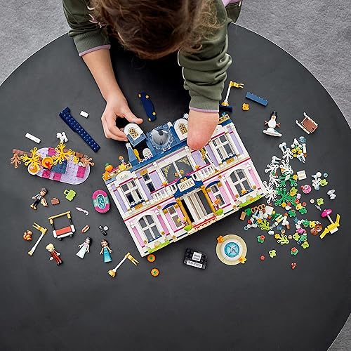 Miniatura 5 de LEGO Friends Heartlake City Grand Hotel 41684 Kit de construcción incluye minimuñecas Emma, Stephanie, River y Amelia nuevo 2021 (1,308 piezas)