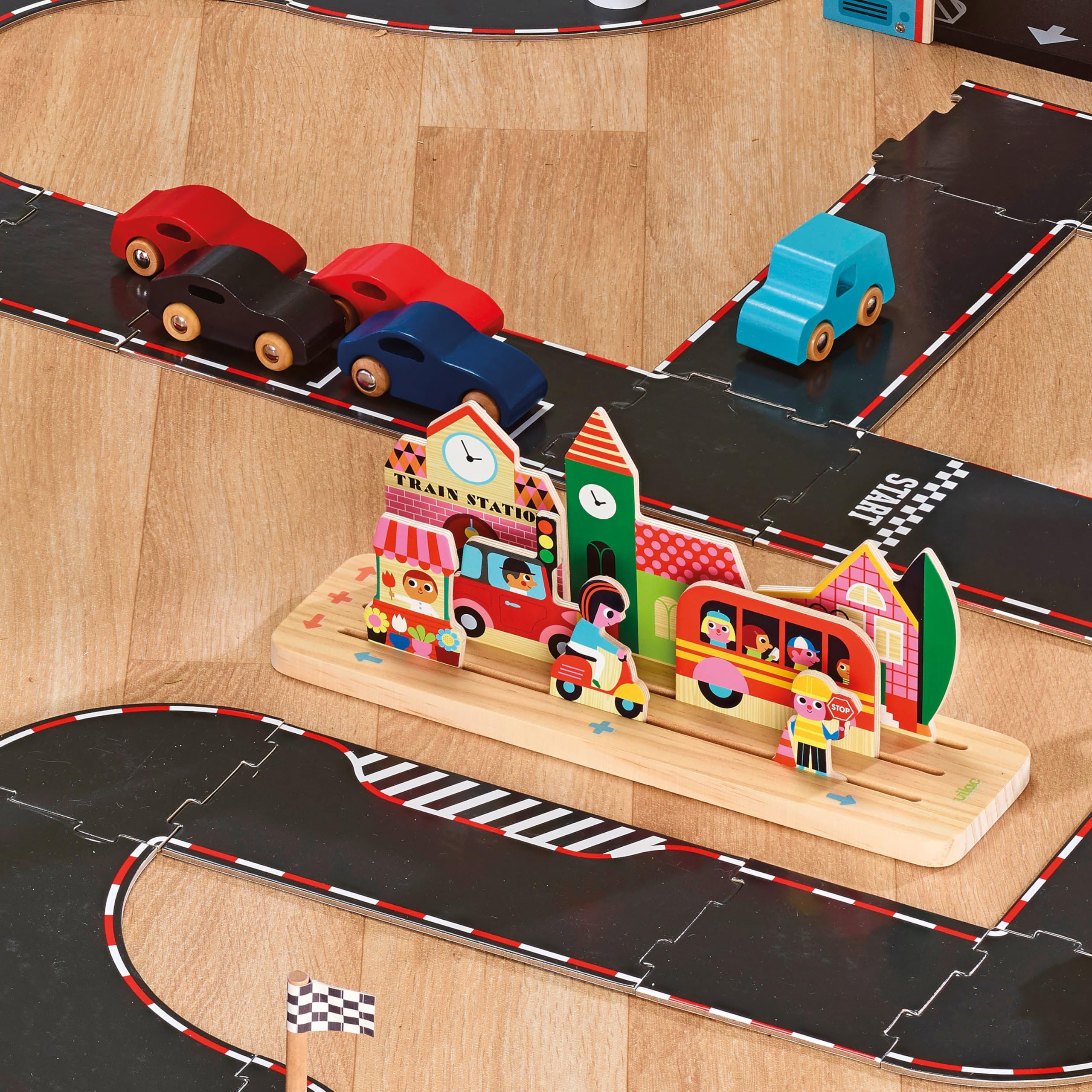 VILAC - Oussassplass Miasto - Ingela P.Arrhenius - 9 elementów drewnianych + 60 kart do gier z ewolucyjnymi poziomami trudności - Drewniane gry dla dzieci - Od 3 lat - 7627