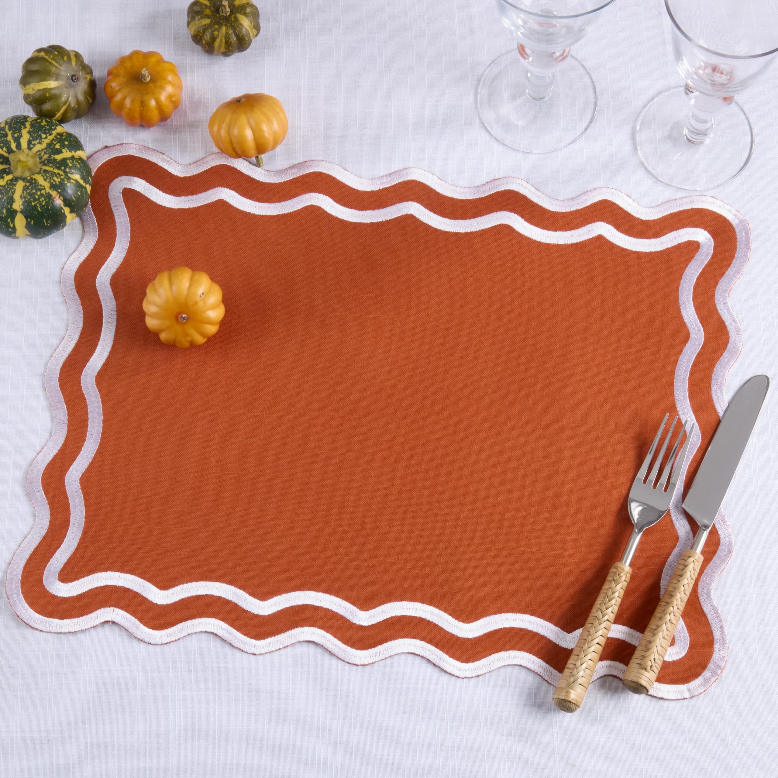 SARO Lifestyle Lot de 4 Sets de Table brodés festonnés – Sets de Table décoratifs en Coton pour Salle à Manger Quotidienne, Divertissement décontracté et Style de Table superposé, 35,6 x 50,8 cm