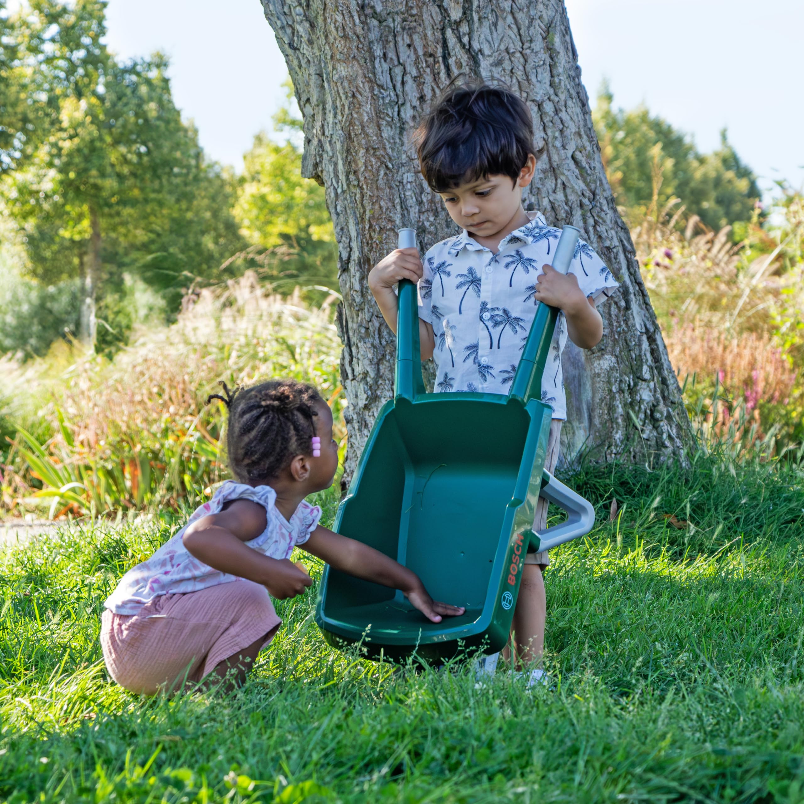 Theo Klein 2715 Bosch Carriola da Giardino, Robusta carriola per piccoli giardinieri, Ottimo come giocattolo da giardino e per attività all'aperto, Anti-UV, Giocattolo per bambini dai 18 mesi in su