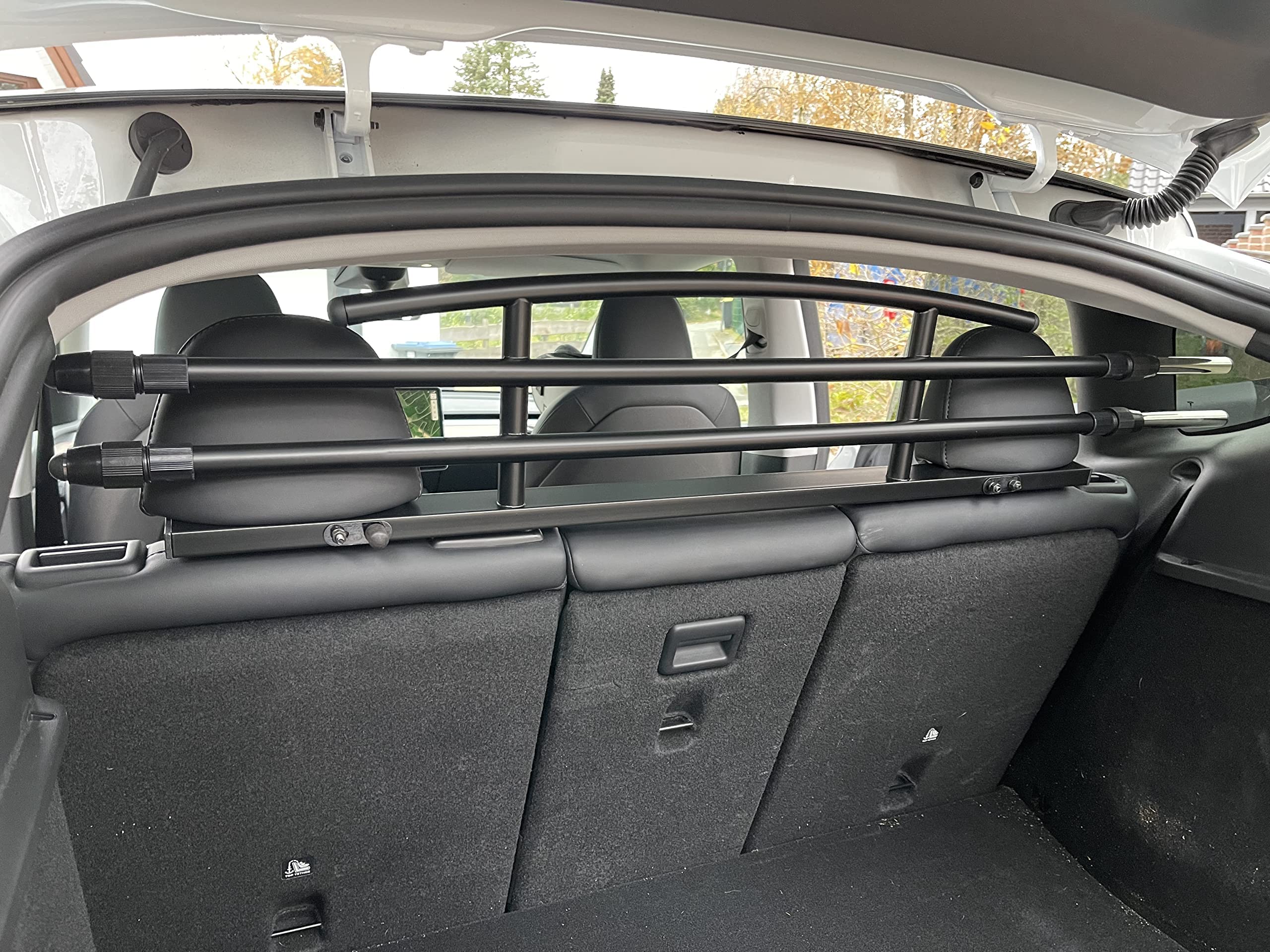 Electric Rebels Hundegitter/Transportgitter – kompatibel mit Tesla Model Y (auch Juniper) – stufenlos verstellbar, komplettes Montage-Set, ruhiger & sicherer Schutz für Hunde und Fahrer