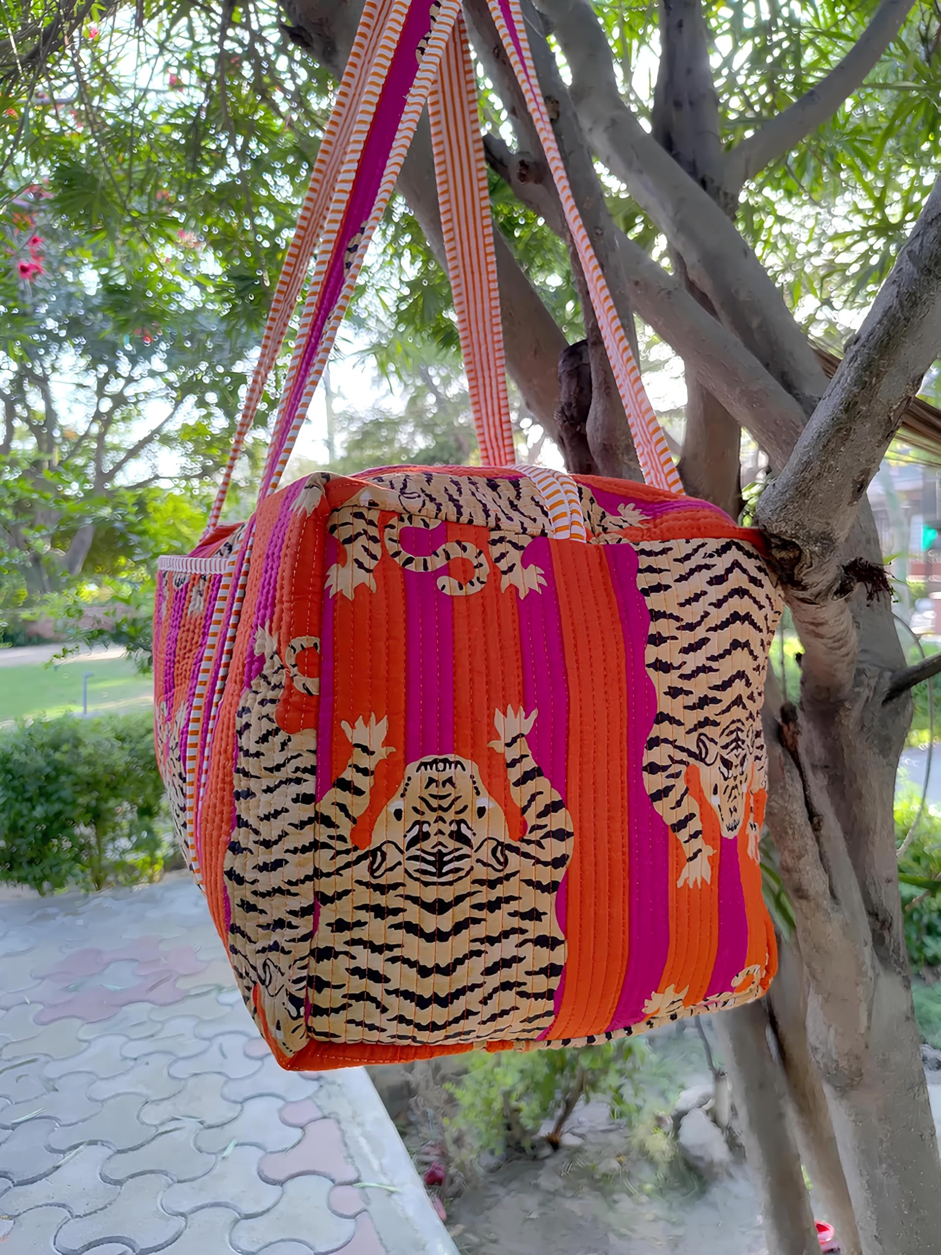 INDACORIFY Gesteppte Tragetasche | Große Shopper-Tasche mit Seidendruck für Damen | Indische handgefertigte Tasche mit verschiedenen Drucken und Reißverschluss