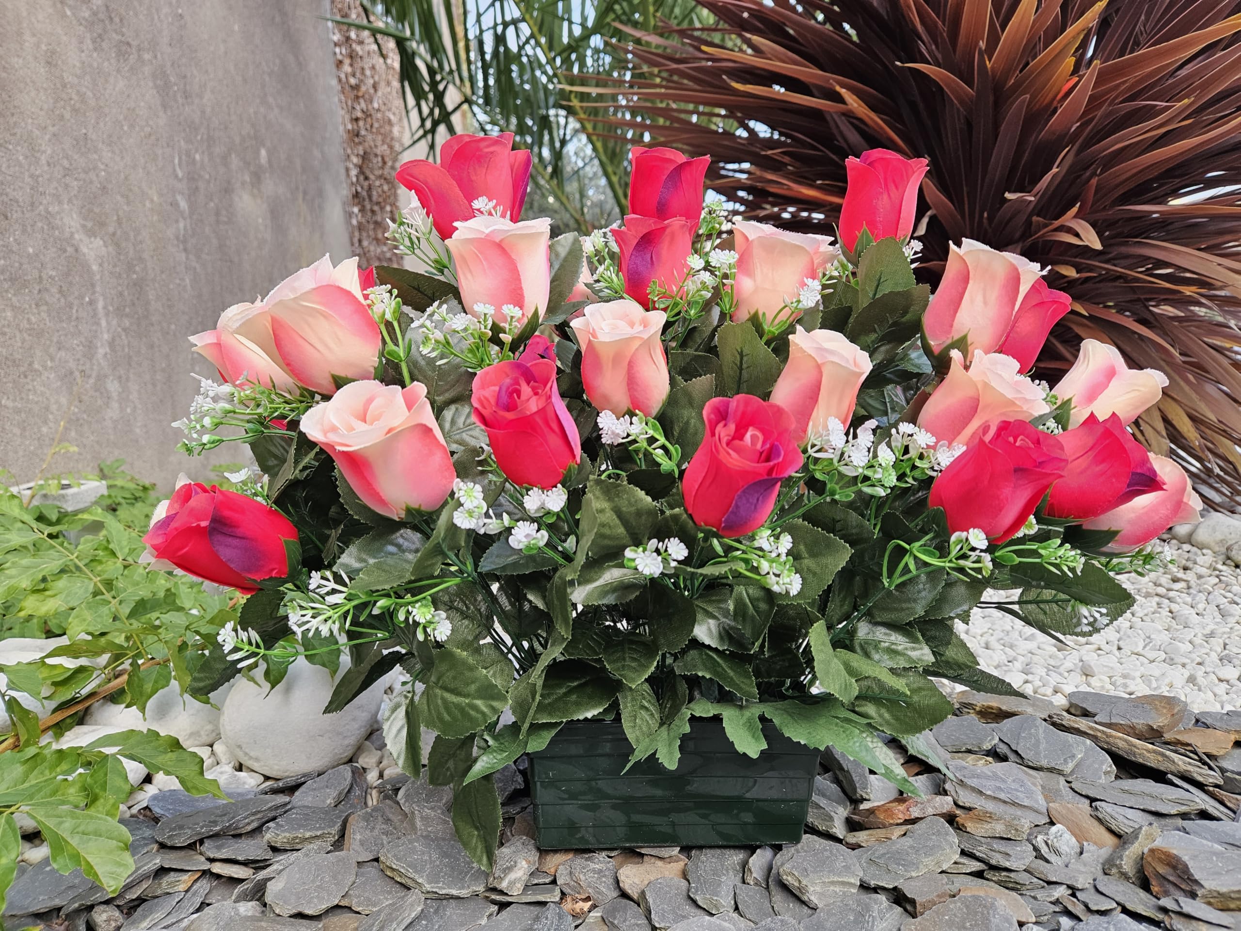 Composition de Fleurs Artificielles Lesté Ciment Pour Une Parfaite Tenue à L' extérieur. Réalisé Par nos Soins, Fleurs de Qualité.