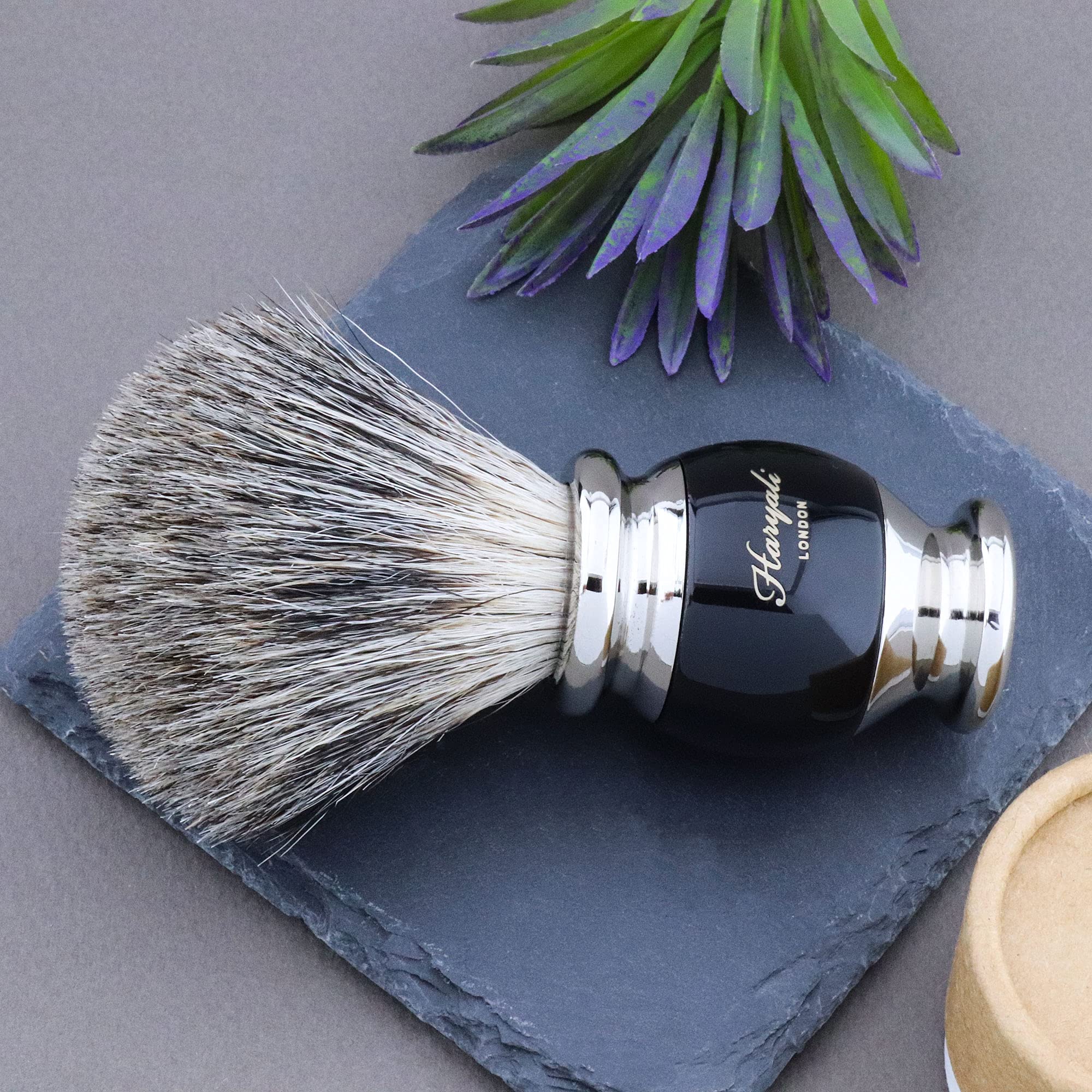 Haryali London Blaireau de rasage – Blaireau de rasage – Design élégant et unique – Blaireau en poils de blaireau – Couleur noire élégante – Un parfait assortiment à votre kit de rasage