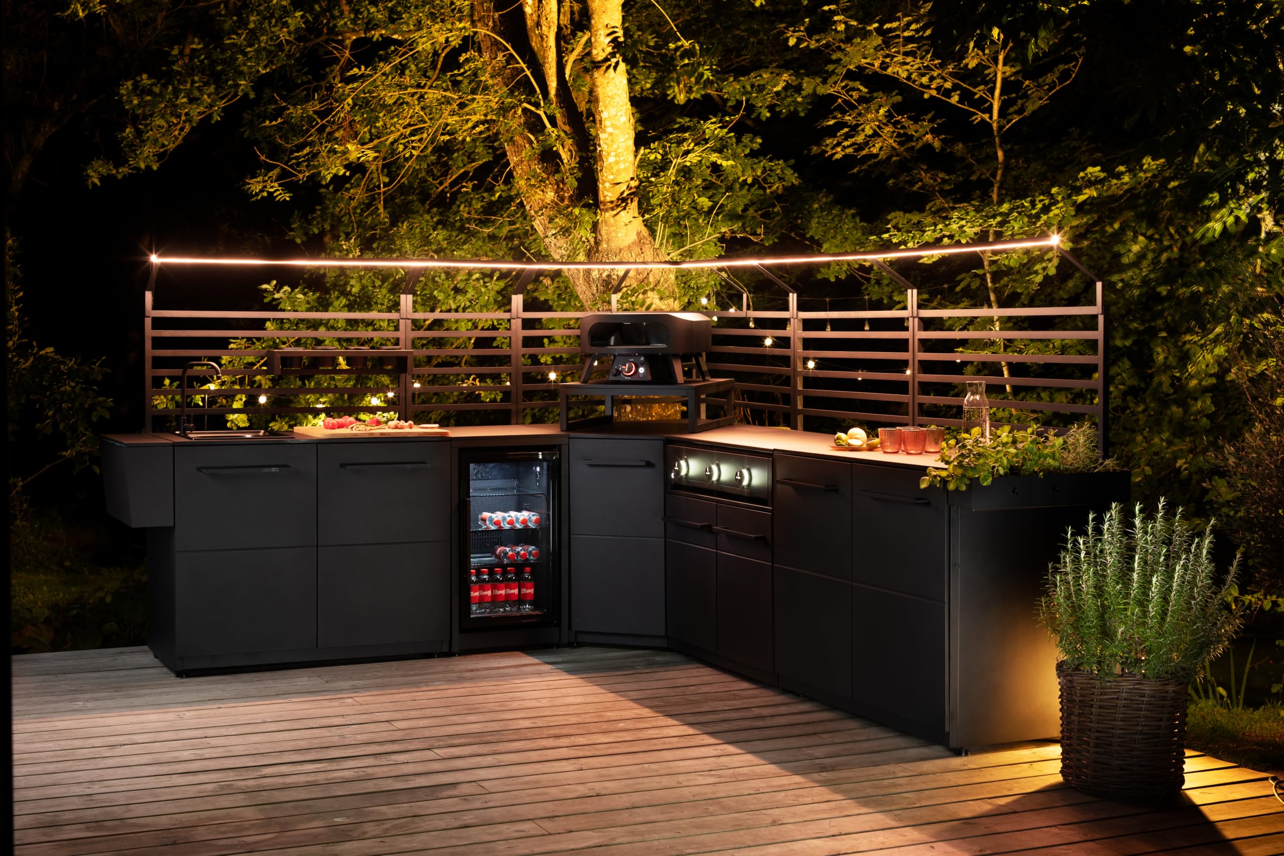 Cozze® Elements - Frigorífico de exterior 63 L – Vitrina de bebidas con puerta de cristal templado, luz LED, pantalla digital, 3 estantes de cristal, refrigeración por compresor 3-10 °C, enchufe IP44