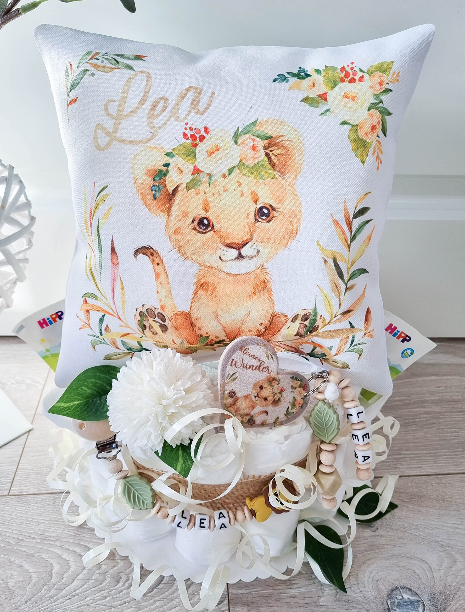 Windeltorte mit Name - Kuschelkissen Löwe Mädchen I Geschenk, Babyparty, Geburt oder Taufe + Gratis Grußkärtchen