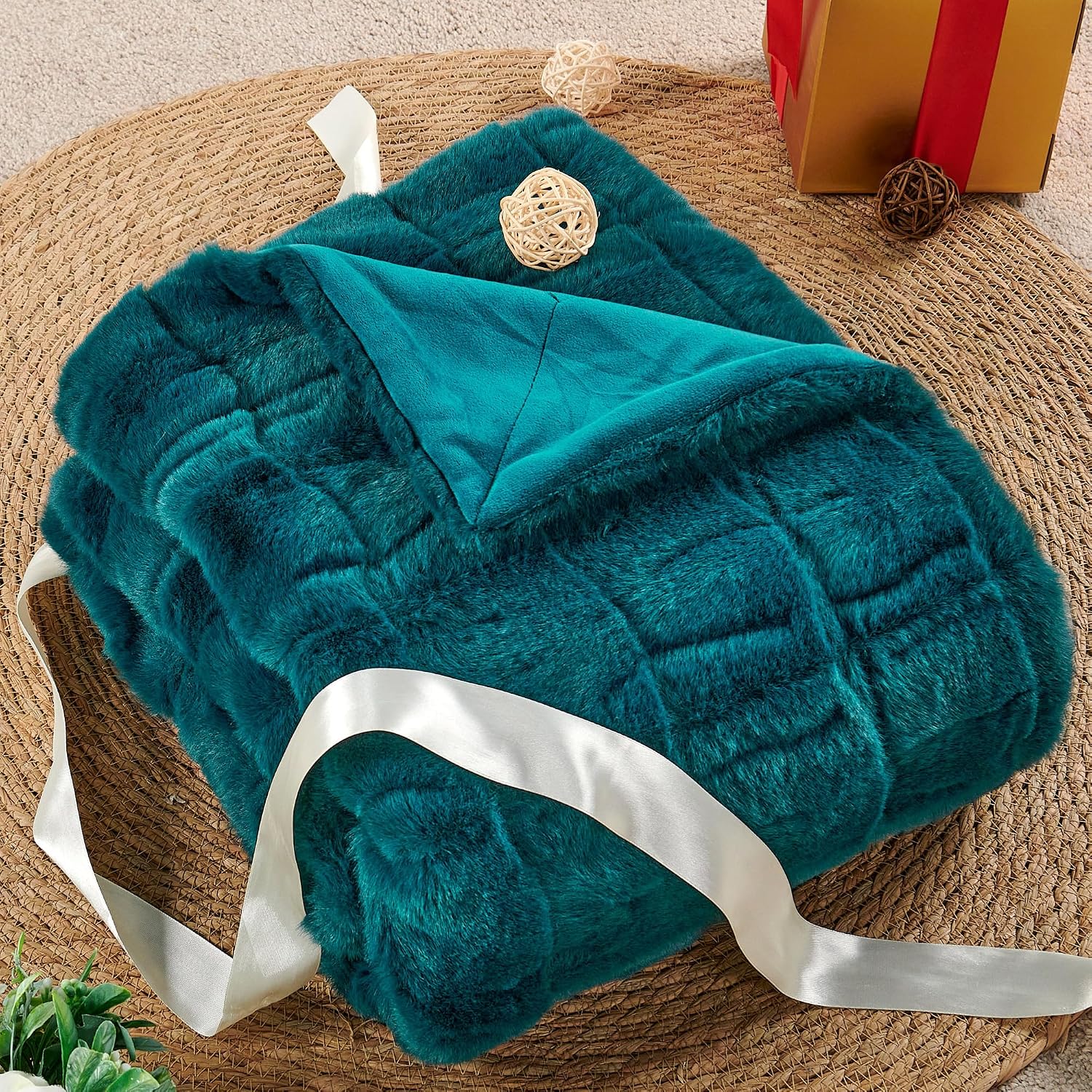HESTIN Wavy Grid Faux Fur Throw Blanket, Warm Comfy Decorative Throw Plush Fluffy Blanket for Couch Bedroom Living Room, 60''x70'', Dark Green