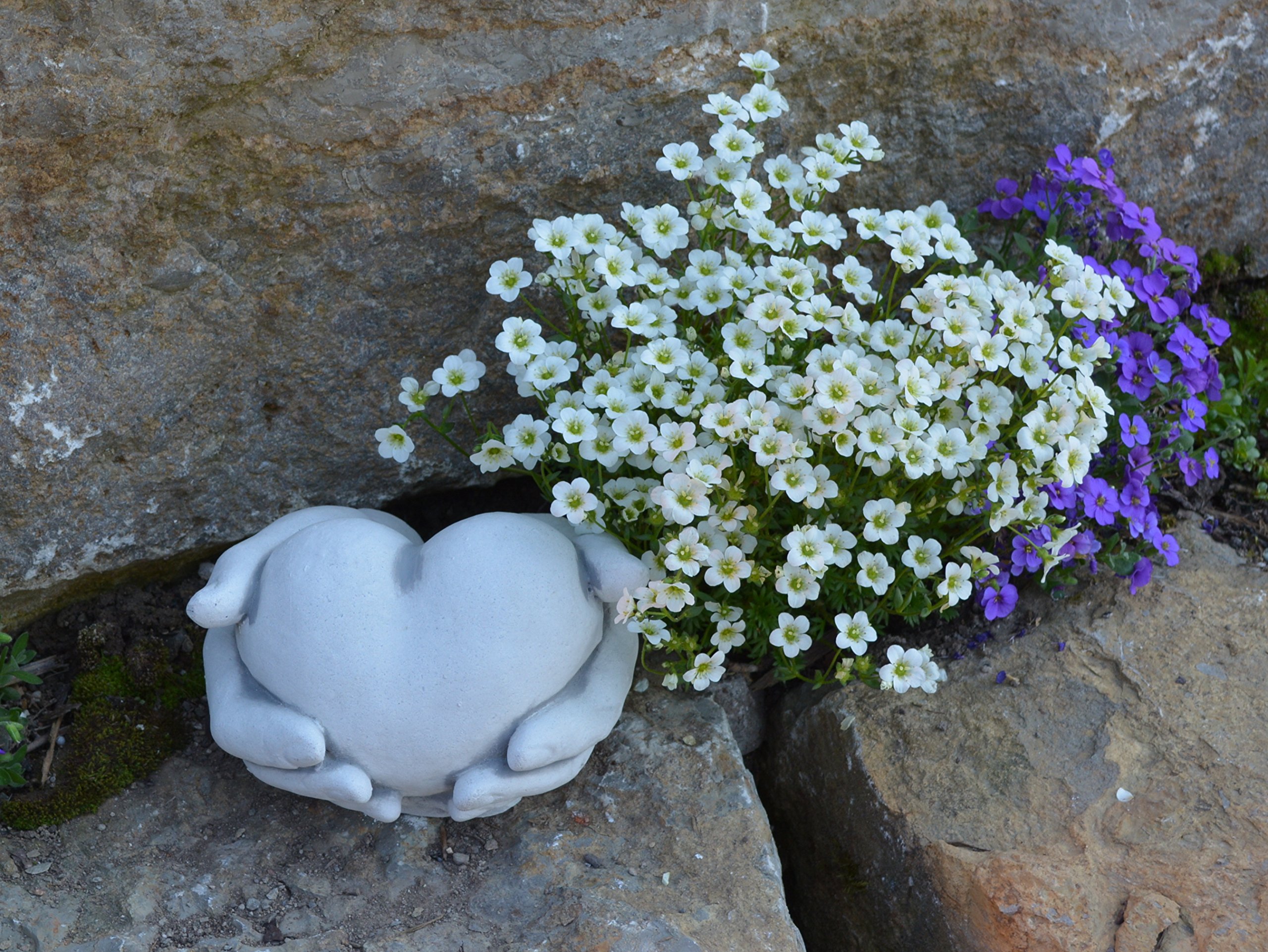 gartendekoparadies.de Herz in Hand Skulptur aus Steinguss, Grau, Frostsicher, H. 10 cm, 3 kg