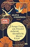 Junge Frau, am Fenster stehend, Abendlicht, blaues Kleid: Roman | »Eine berührende Jahrhundertgeschichte« BRIGITTE