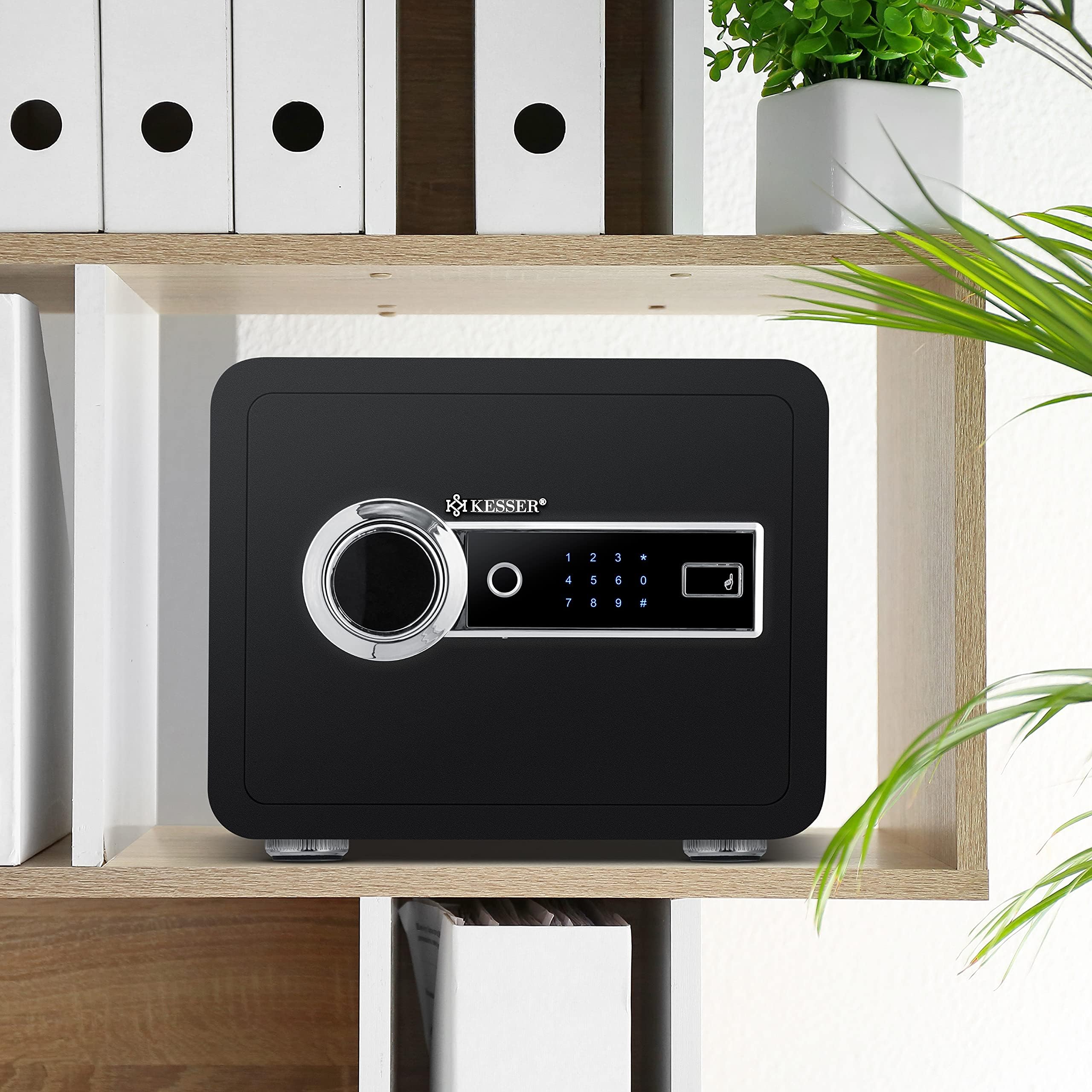 KESSER® Elektryczny sejf z odciskami palców | 34 x 25 x 28 cm | w zestawie pudełko na baterie | elektroniczny sejf 3 x podwójna blokada bolca | sejf ścienny | sejf ścienny | oświetlenie | szafka