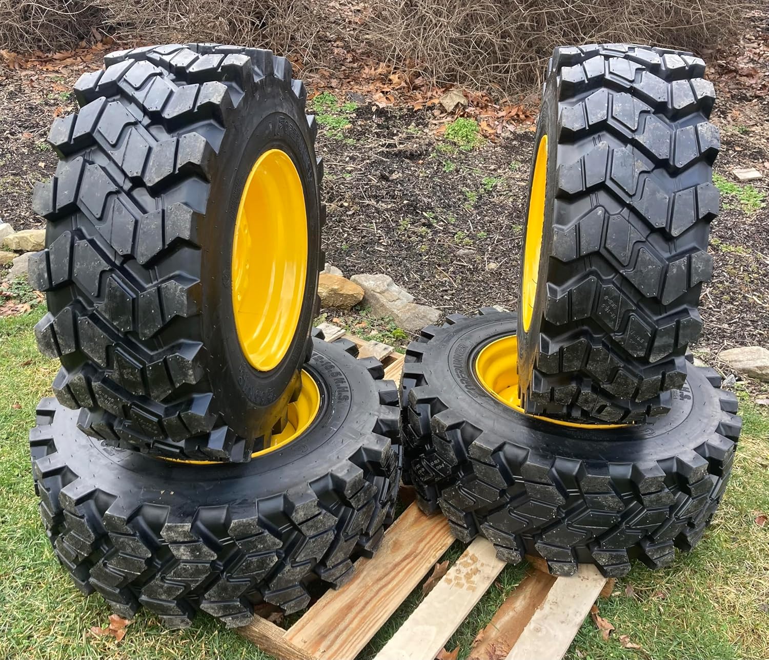 (1) Heavy Duty 12-16.5 Forerunner SKS-9 Skid Steer Tire on Wheel/Rim (8 lug) for New Holland L175, L221, L223, L225 & L230 & more - 12X16.5-14 PLY - Good Snow Traction (SKS753 STYLE)