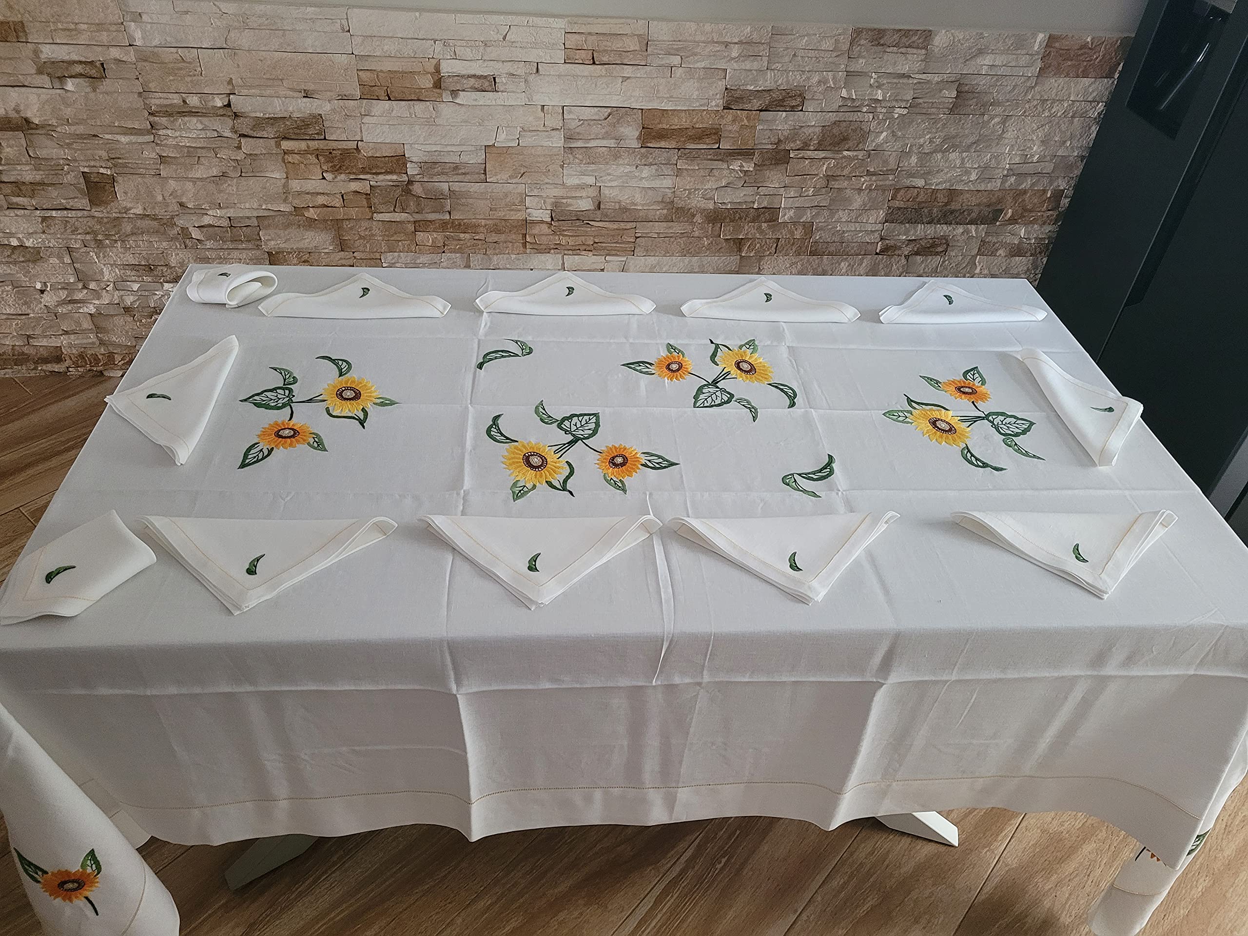 Tischdecke x12 aus reinem Leinen mit Sonnenblumen-Stickerei, komplett von Hand gefertigt.