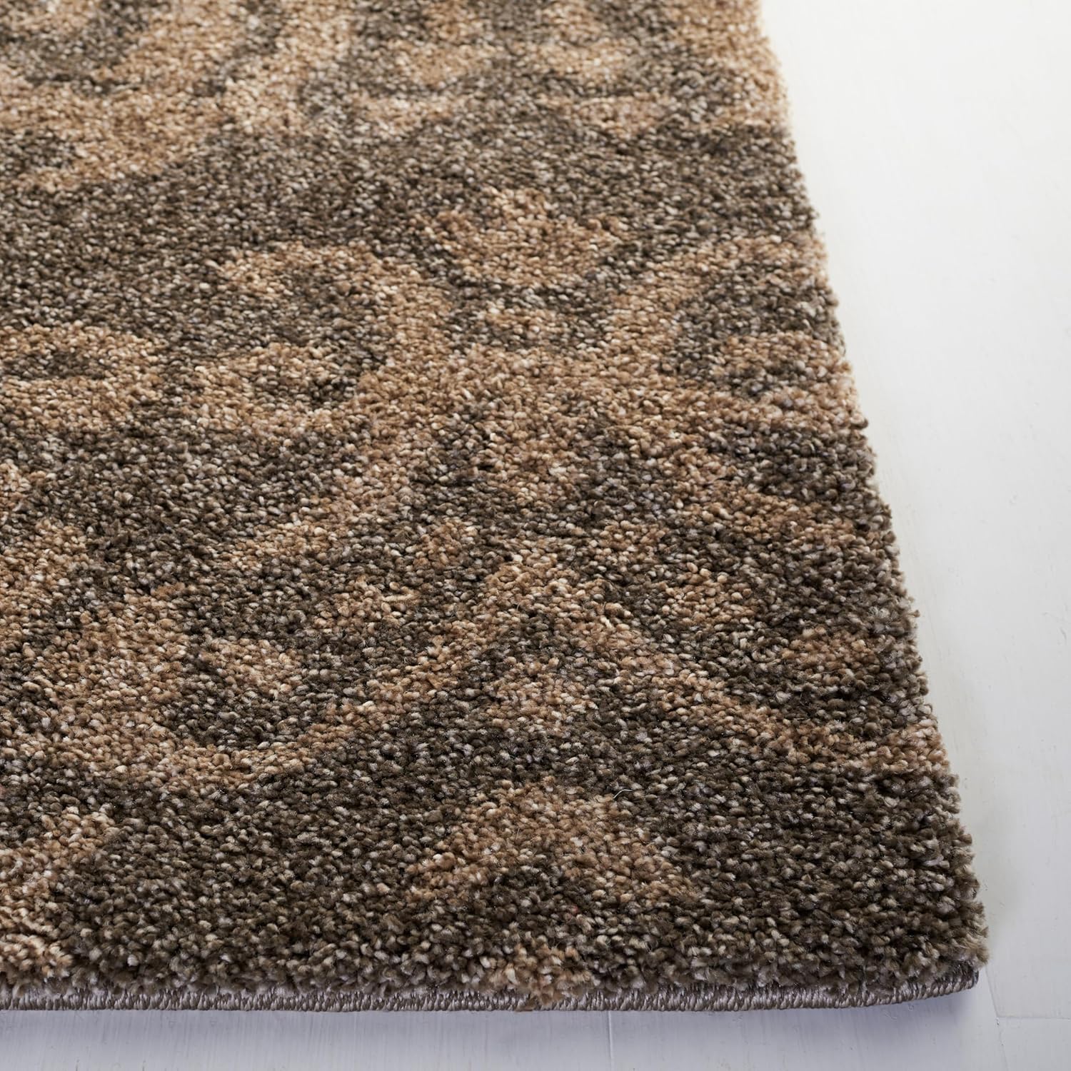 SAFAVIEH Florida Shag Collection Runner Rug - 2'3" x 9', Smoke & Beige, Damask Design, Non-Shedding & Easy Care, 1.2-inch Thick Ideal for High Traffic Areas in Living Room, Bedroom (SG460-7913)