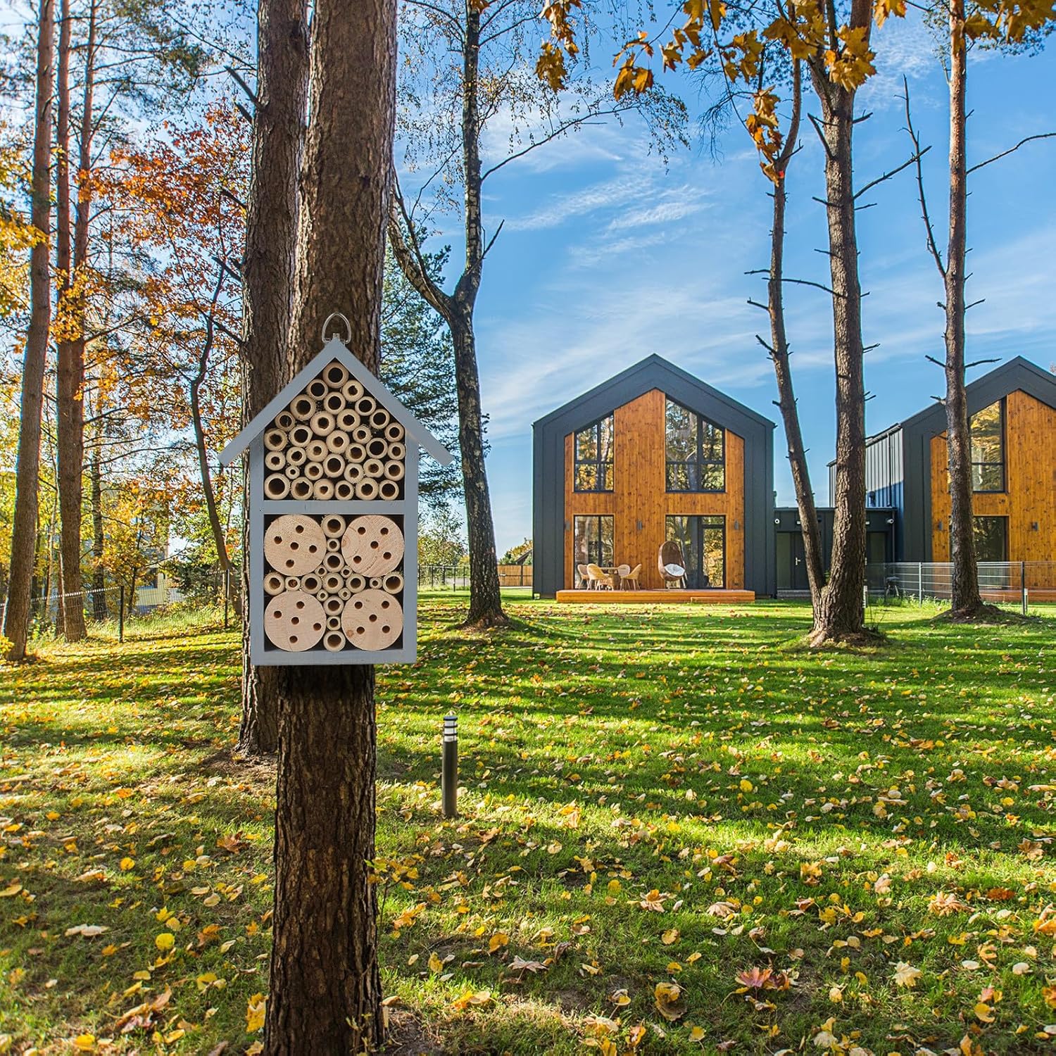 Wooden Bee House Hanging Nest for Outdoor Garden, Painted Insect Shelter Blue Wooden Cabin, Single Pack Beneficial Pollinator Habitat
