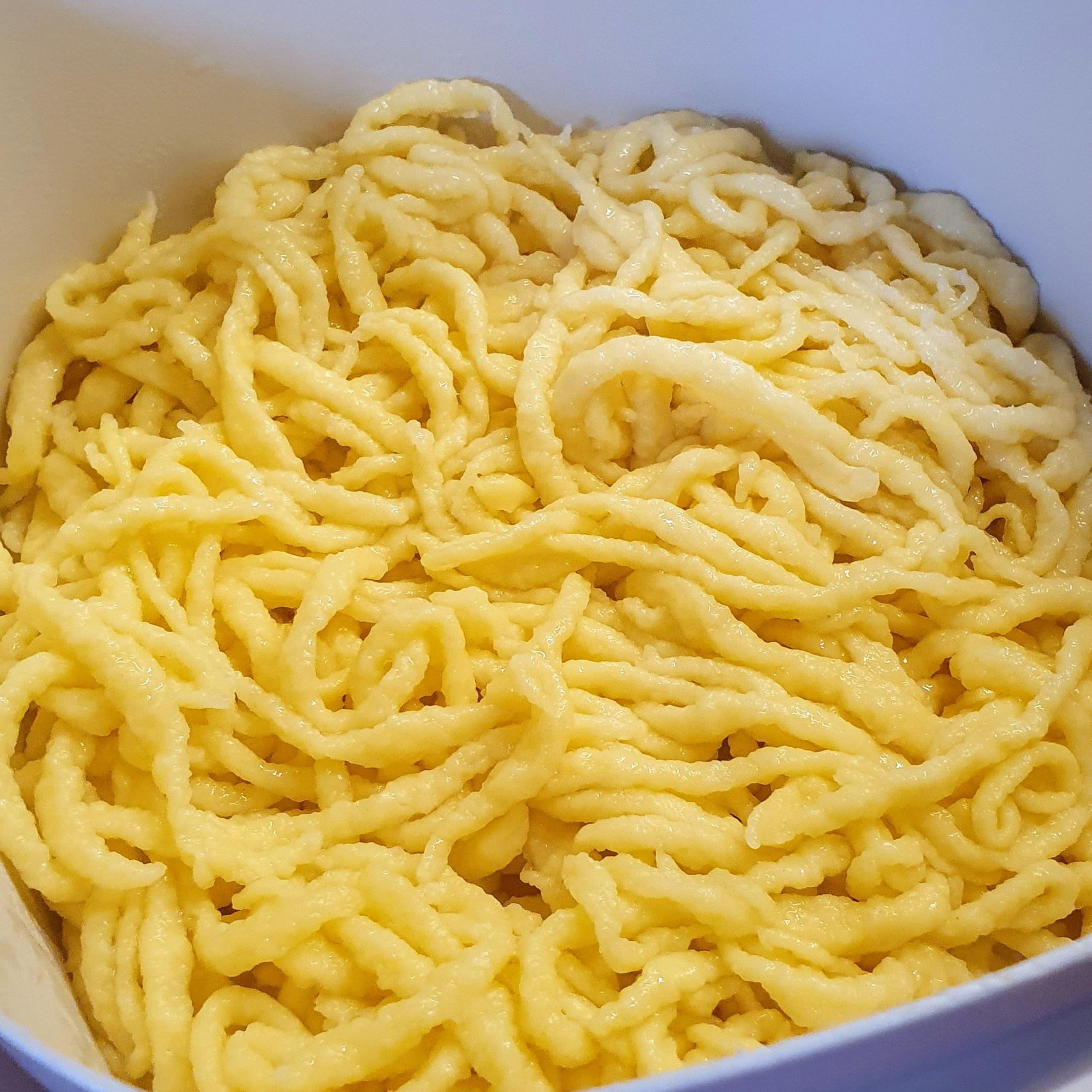 MAX Spätzlemaschine, robuste Kunststoff-Ausführung mit charakteristischer 3D-Oberflächenstruktur, spülmaschinengeeignet, lebensmittelecht, mit Edelstahlkurbel, Made in Germany
