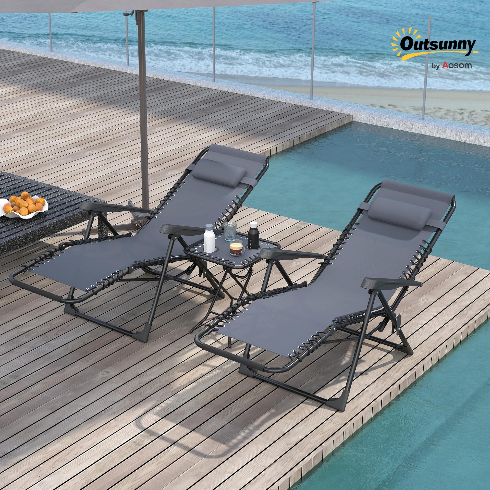 Outsunny Lot de 2 Chaise Longue gravité zéro - Ensemble transat 3 pièces avec Table d'appoint et Porte-gobelets - Bain de Soleil Pliable, Dossier réglable et Appui-tête pour terrasse, Piscine, Gris