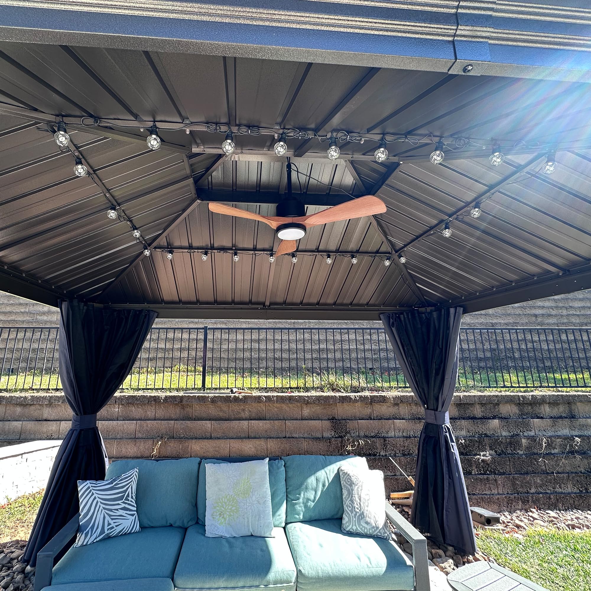 PURPLE LEAF Tonnelle de Jardin Exterieur Alu 4,85 x 3,65 m avec LED Bronze | Touche vintage, Résiste 17,9 m/s, Ambiance chaleureuse, Gouttière intégrée, Moustiquaire 260 g/m² et rideaux, Fait pour tenir