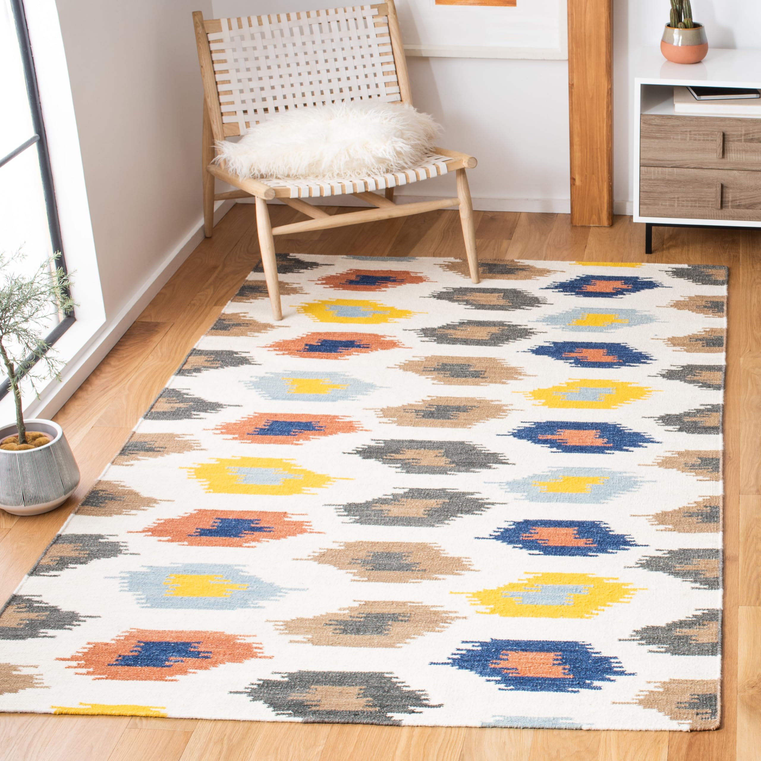 Safavieh Contemporary Indoor Flatweave Rectangle Area Rug, Dhurrie Collection, DHU648, in Ivory / Multi, 122 X 183 cm for Living Room, Bedroom or Any Indoor Space