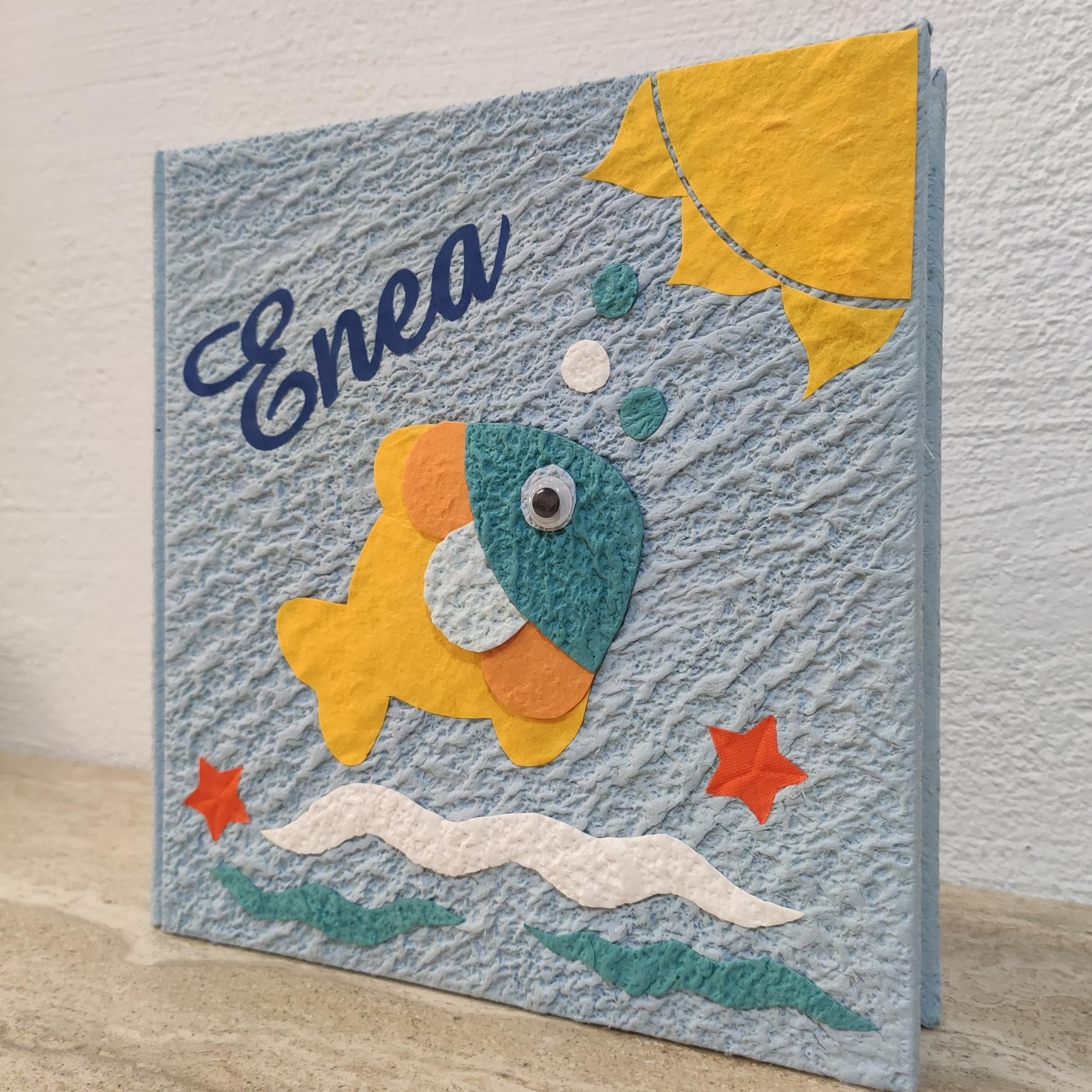 Album fotografico artigianale pesciolino e sole in carta luna con nome intagliato in tela personalizzabile regalo nascita battesimo compleanno vacanze estate MADE IN ITALY legnoegrafite