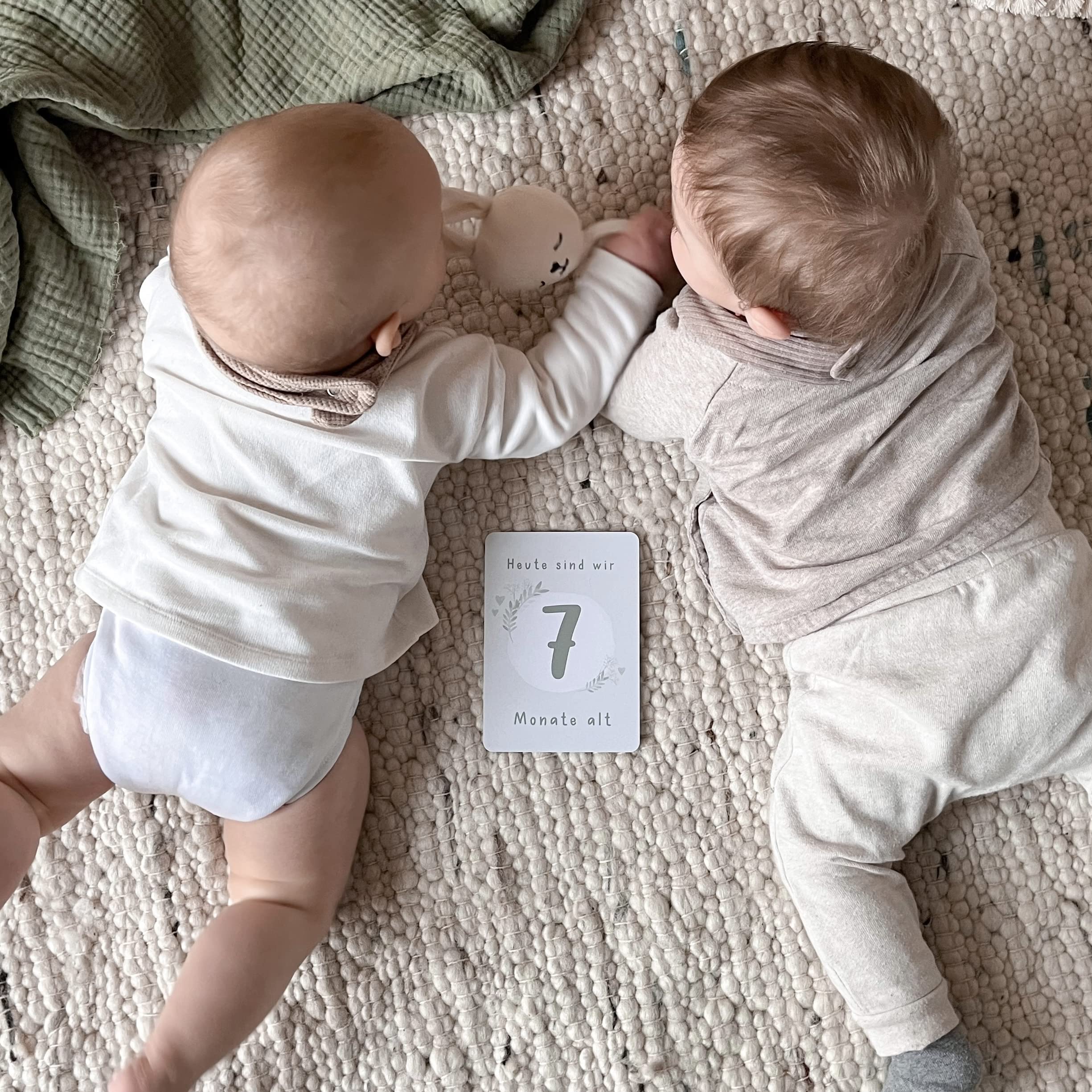 Mintkind ® Biglietti miliari per bambini | Meraviglioso regalo per la nascita | Biglietti miliari per ragazze e ragazzi | 32 biglietti mensili per bambini in set per incantevoli foto di bambini
