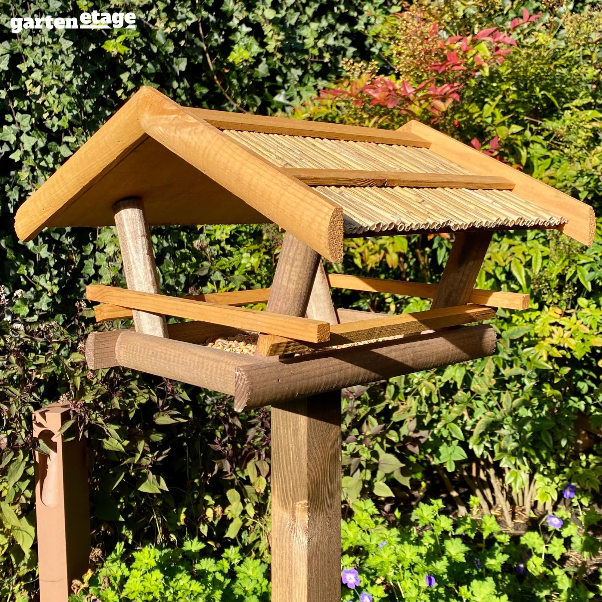 GARTENETAGE Vogelhaus mit Reetdach/Vogelfutterhaus aus Holz/Vogelhaus mit Ständer wetterfest/Vogelhäuschen für Balkon und Garten, handgefertigt/Futterhaus für Vögel