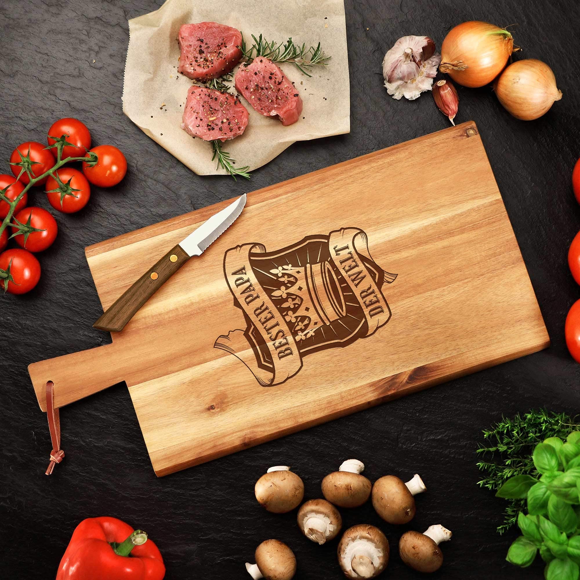 Schneidebrett aus Holz mit Griff und Lederband, Gravur Bester Papa der Welt, Küchenbrett als Geschenkidee zum Vatertag, Geburtstagsgeschenk für Männer