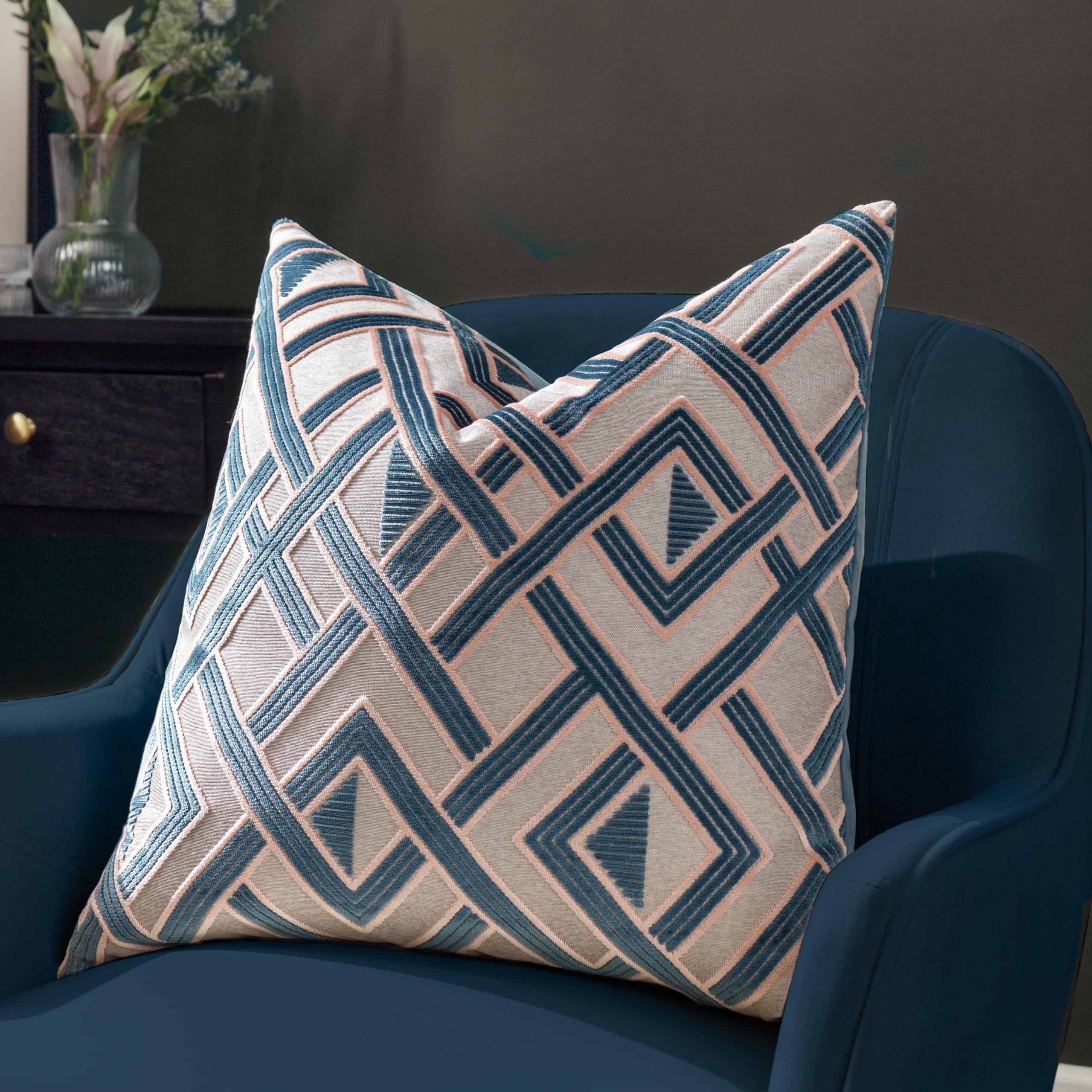 Coussin Paoletti Henley en velours pour sublimer votre canapé de salon