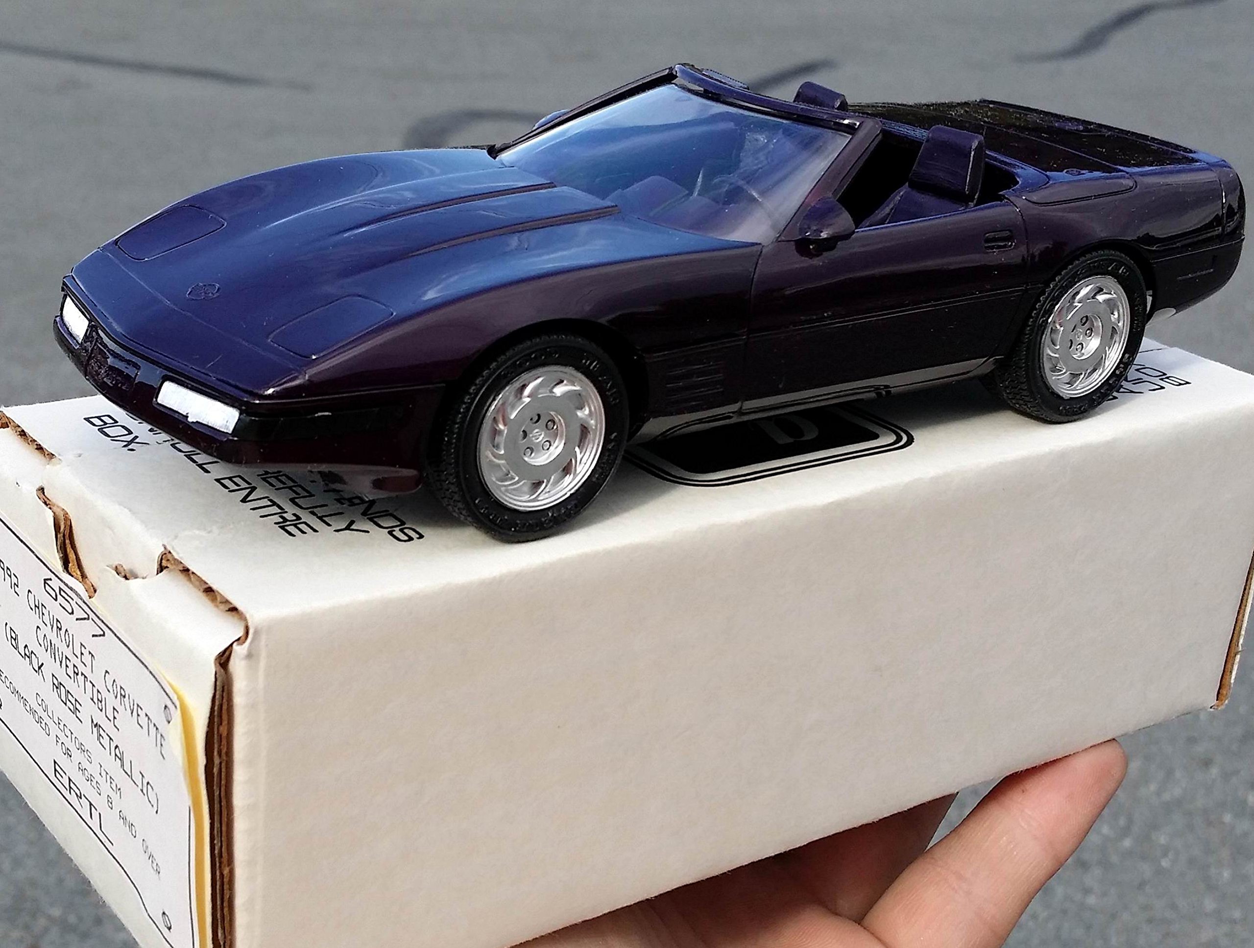 AMT6577 Ertl/ 1992 Corvette Convertible,Black Rose Metallic 1/25 Plastic Promo,Fully Assembled