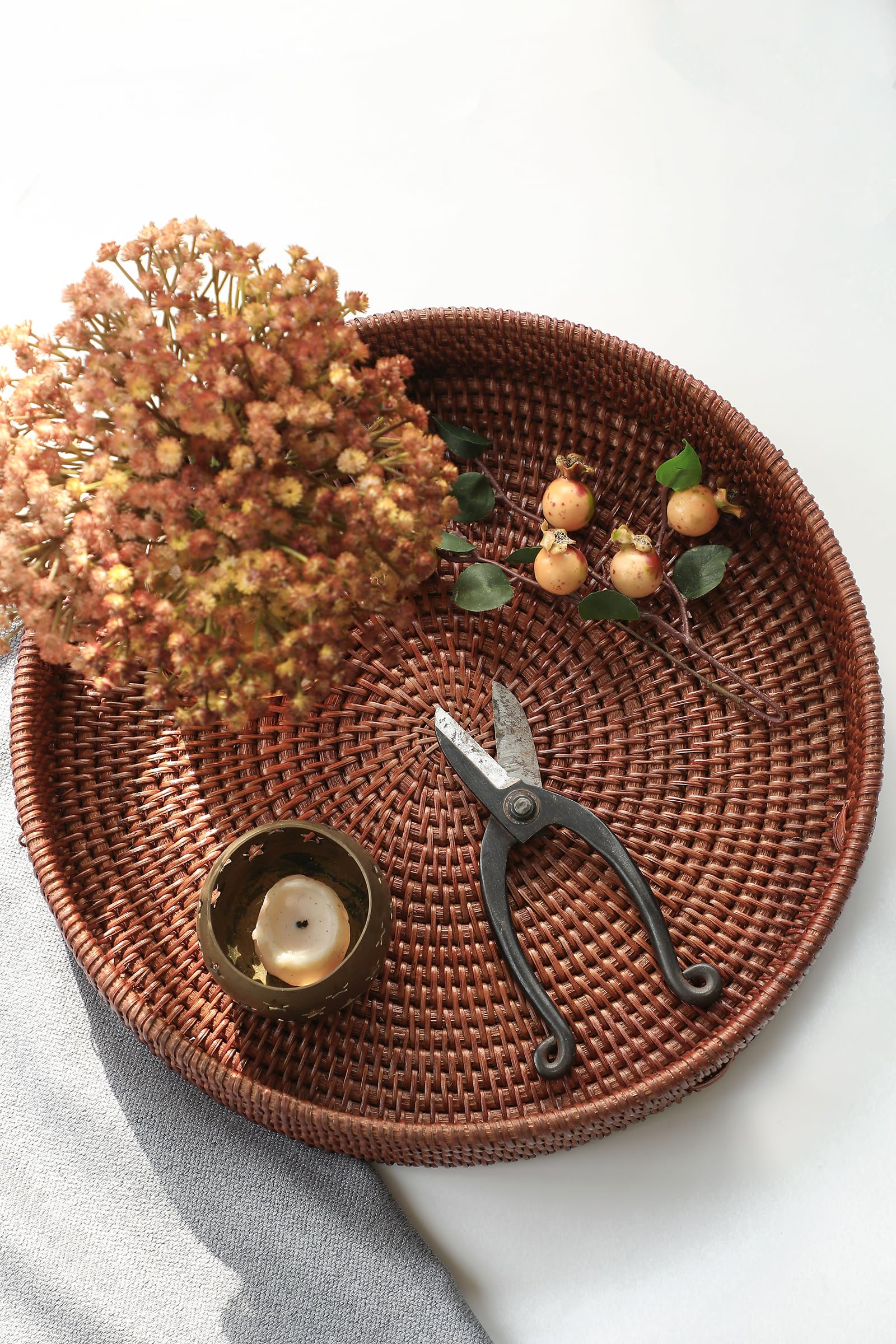 HITOMEN 36,1 cm handgewebtes rundes Rattan-Serviertablett dekorative Ottomane Weidenplatte mit Griffen für Couchtisch, Frühstück, Getränke, Snack, Brot, Obst, Gemüse (Braun - L)