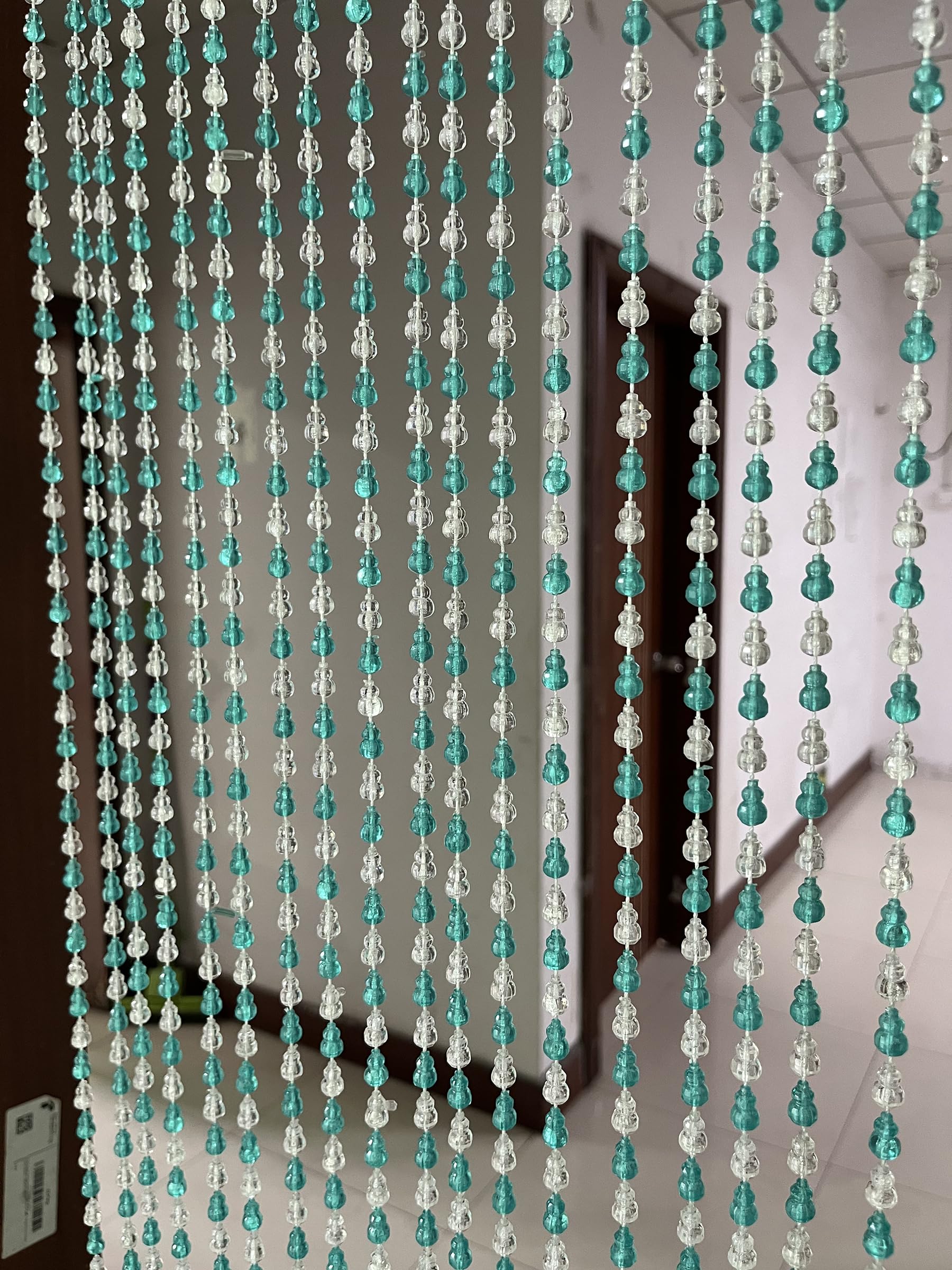 Rideau de porte bleu à perles pour sublimer l'ambiance d'un salon ou d'un café
