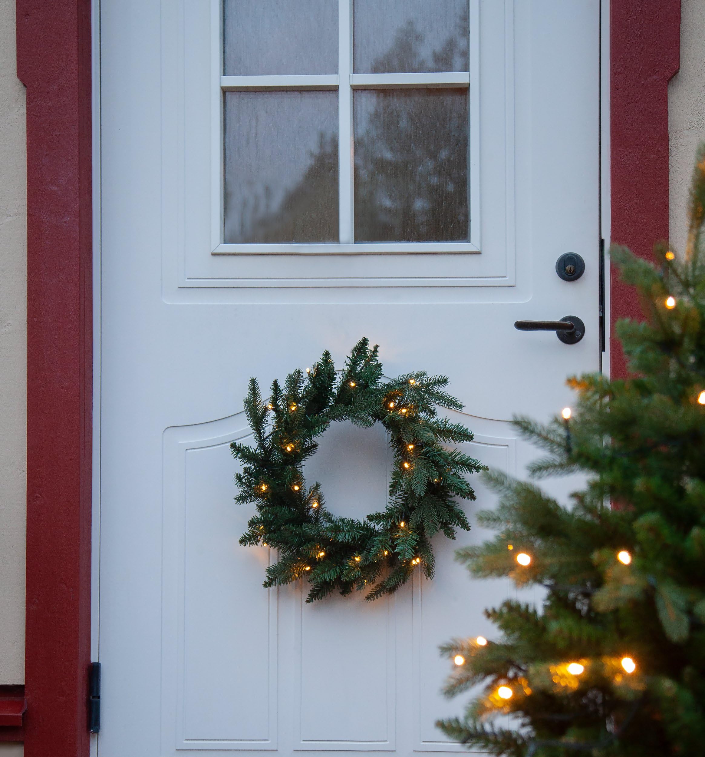 EGLO Couronne de Noël LED avec capteur crépusculaire, Couronne Lumineuse de | Noël, couronne de l'Avent vert sapin pour intérieur et extérieur, blanc chaud, à piles, Ø 45 cm, IP44