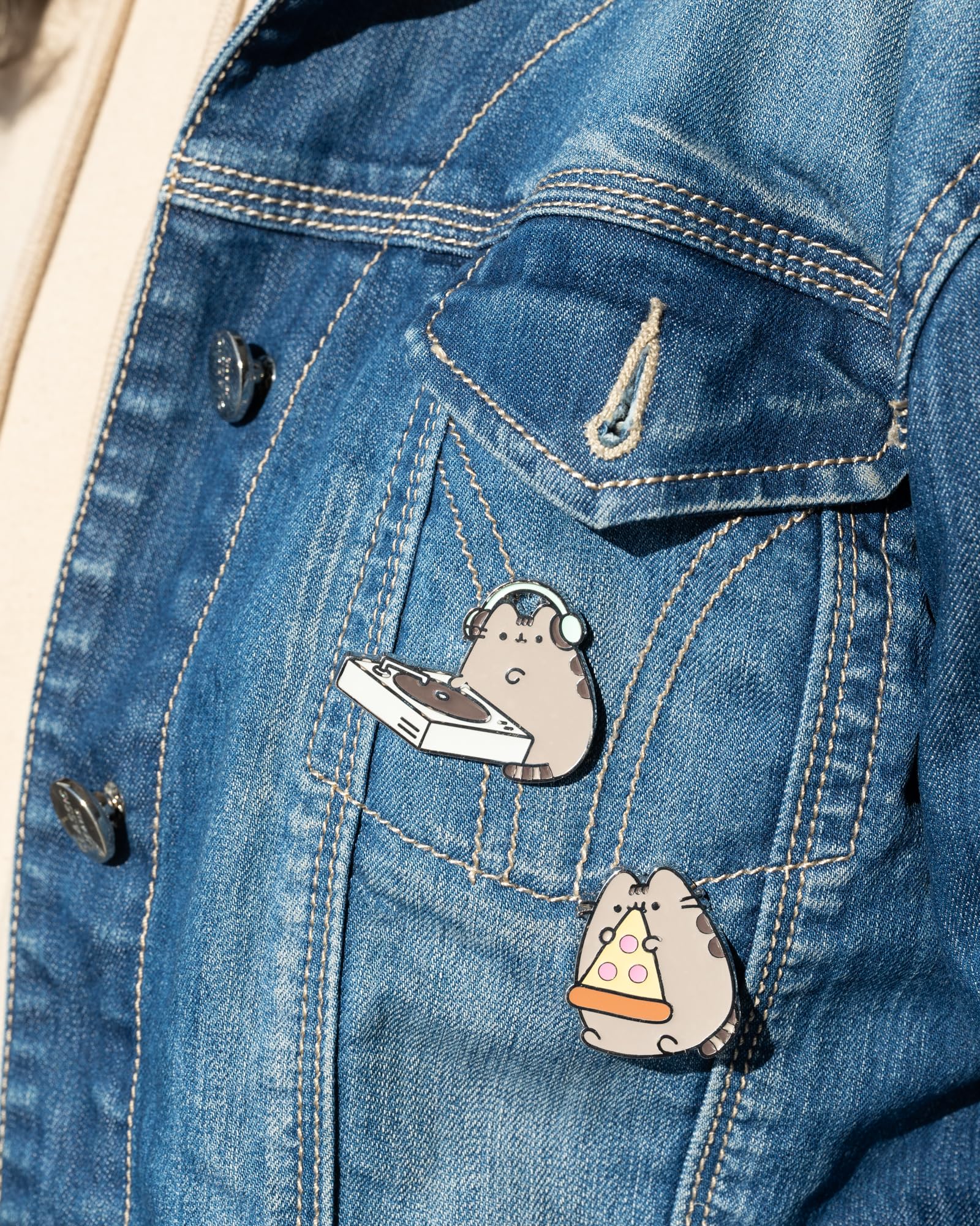 Grupo Erik Zestaw 4 emaliowanych przypinek – prezenty dla kota Pusheen | Śliczne przypinki, przypinki do toreb | Prezenty Kawaii dla miłośników kotów, poniżej 6,8 kg, dla przyjaciół, rzeczy Kawaii