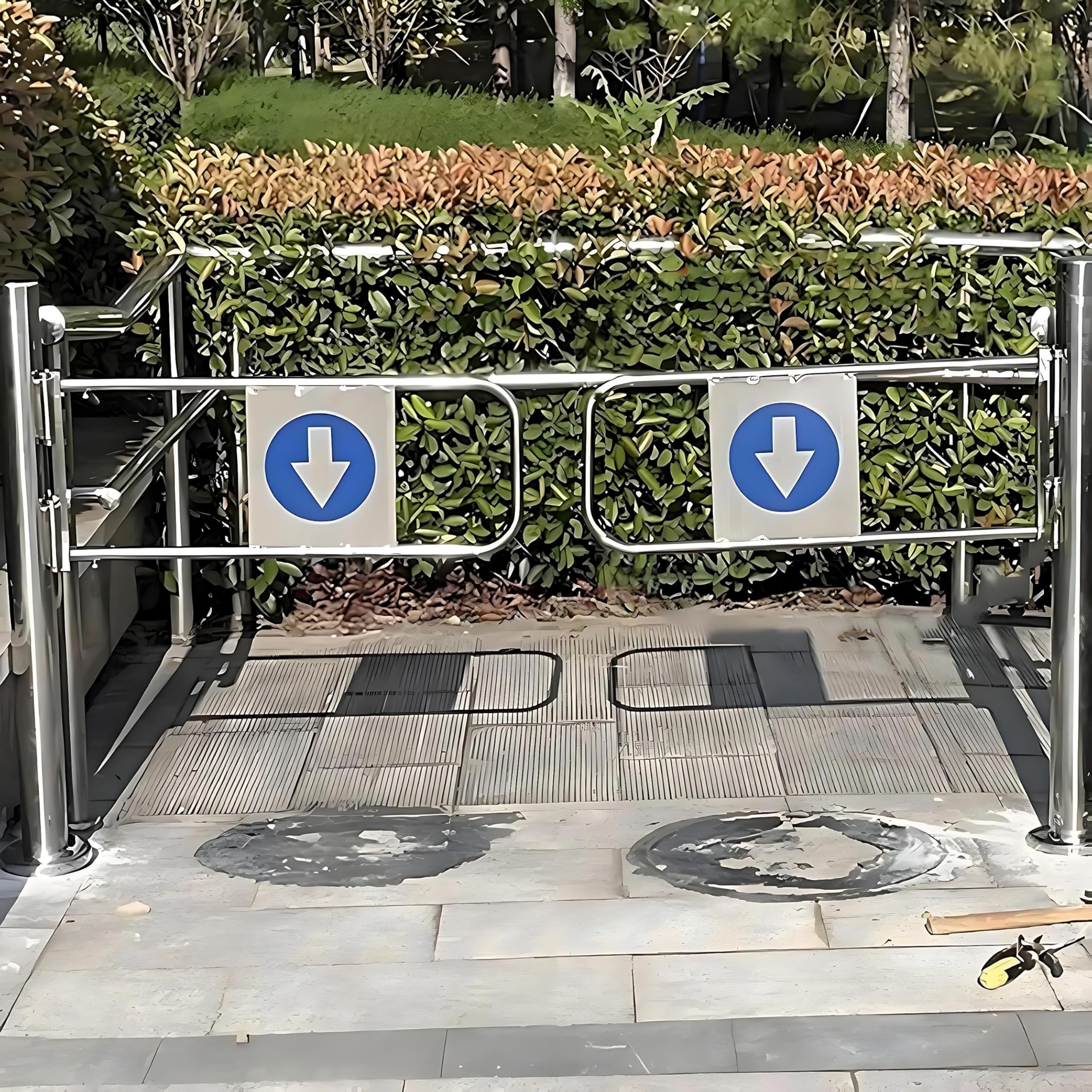 Puerta de seguridad de cierre automático manual de 90° para corredores industriales ajustable 50100 cm mecanismo de bloqueo seguro